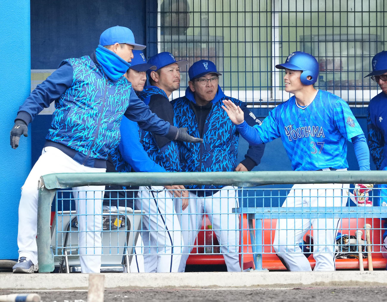 ヤクルト対DeNA 6回表、DeNAコーチ陣とタッチを交わす加藤（右端）。左から2人目は三浦監督（撮影・江口和貴）