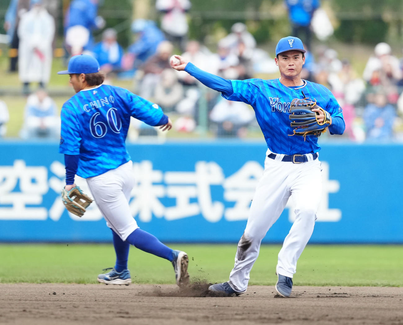 ヤクルト対DeNA 6回裏ヤクルト1死、遊ゴロとなった橋本の打球を処理し一塁へ送球する加藤（右）（撮影・江口和貴）