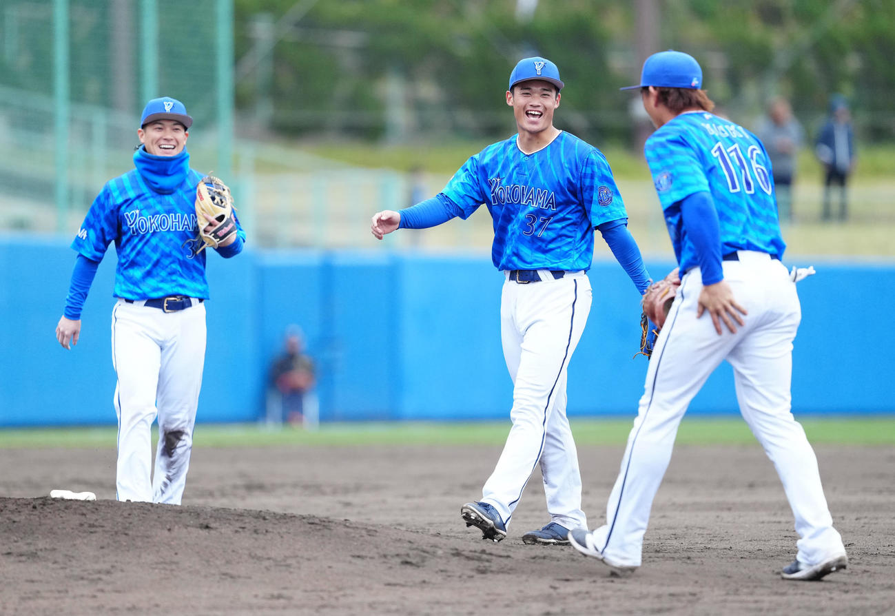 ヤクルト対DeNA　試合後、笑顔を見せるDeNA加藤（中央）（撮影・江口和貴）