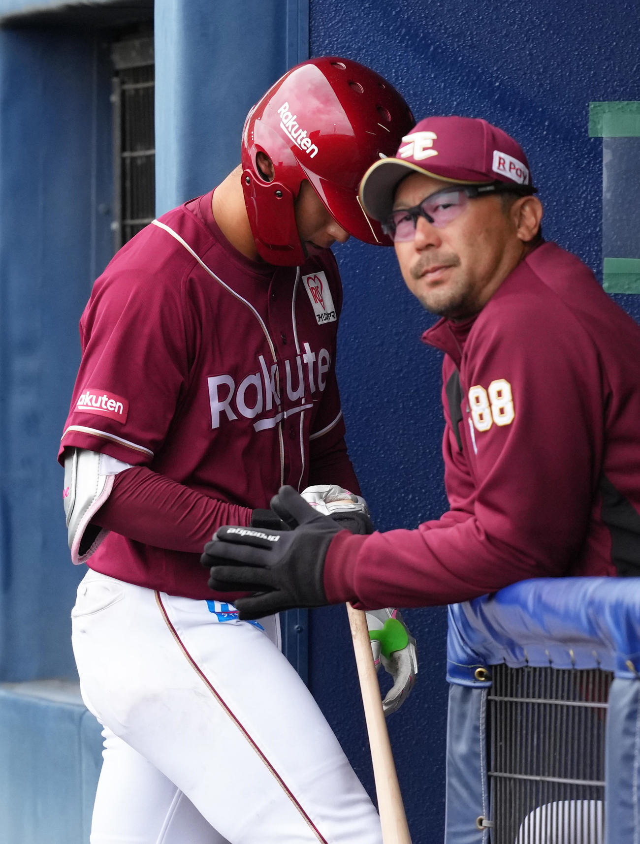 日本ハム対楽天　7回表楽天無死、宗山（左）は遊飛に倒れベンチに戻る。右は三木監督（撮影・足立雅史）