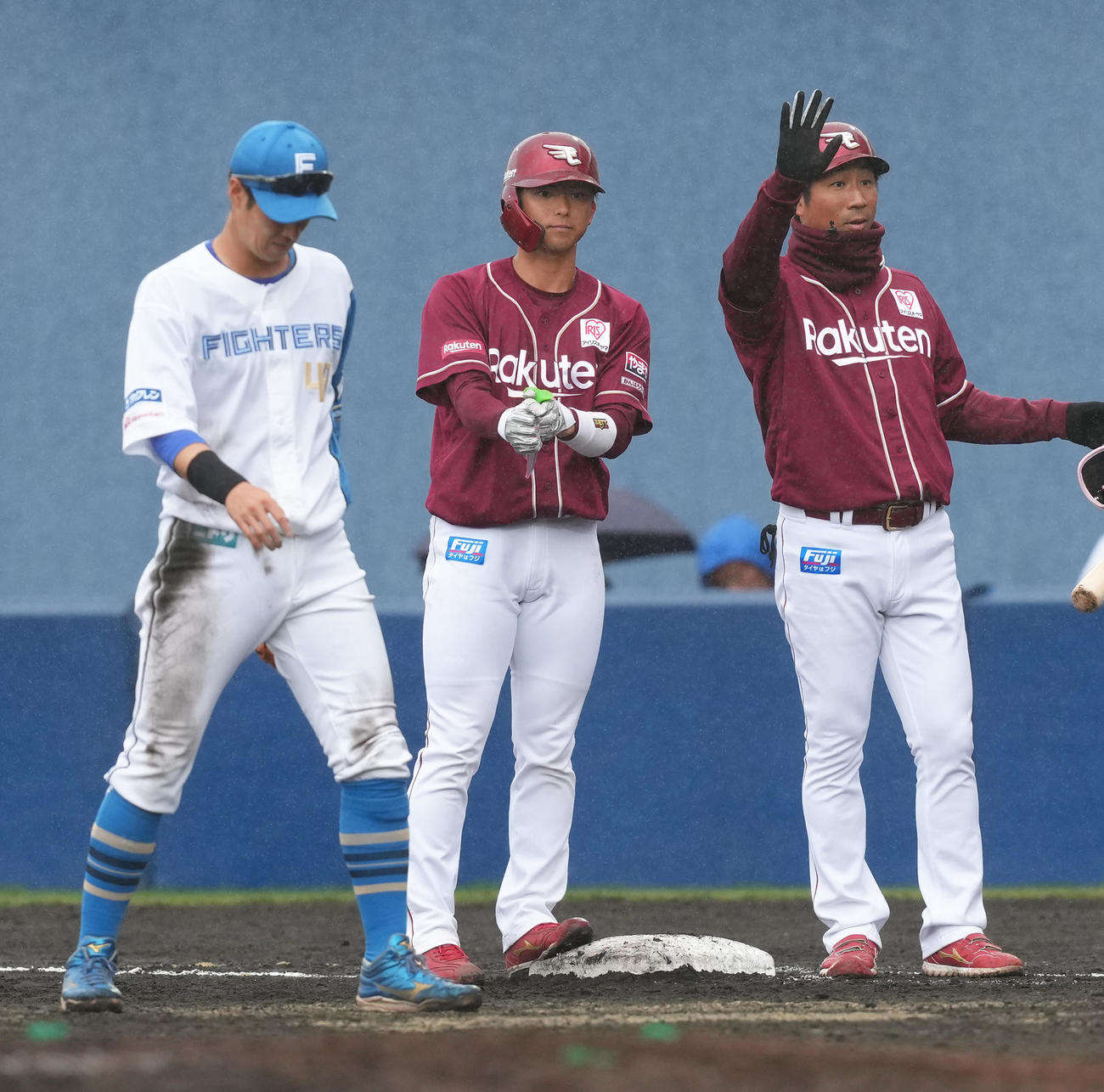 日本ハム対楽天　9回表楽天無死二塁、宗山（中央）は四球で出塁する（撮影・足立雅史）