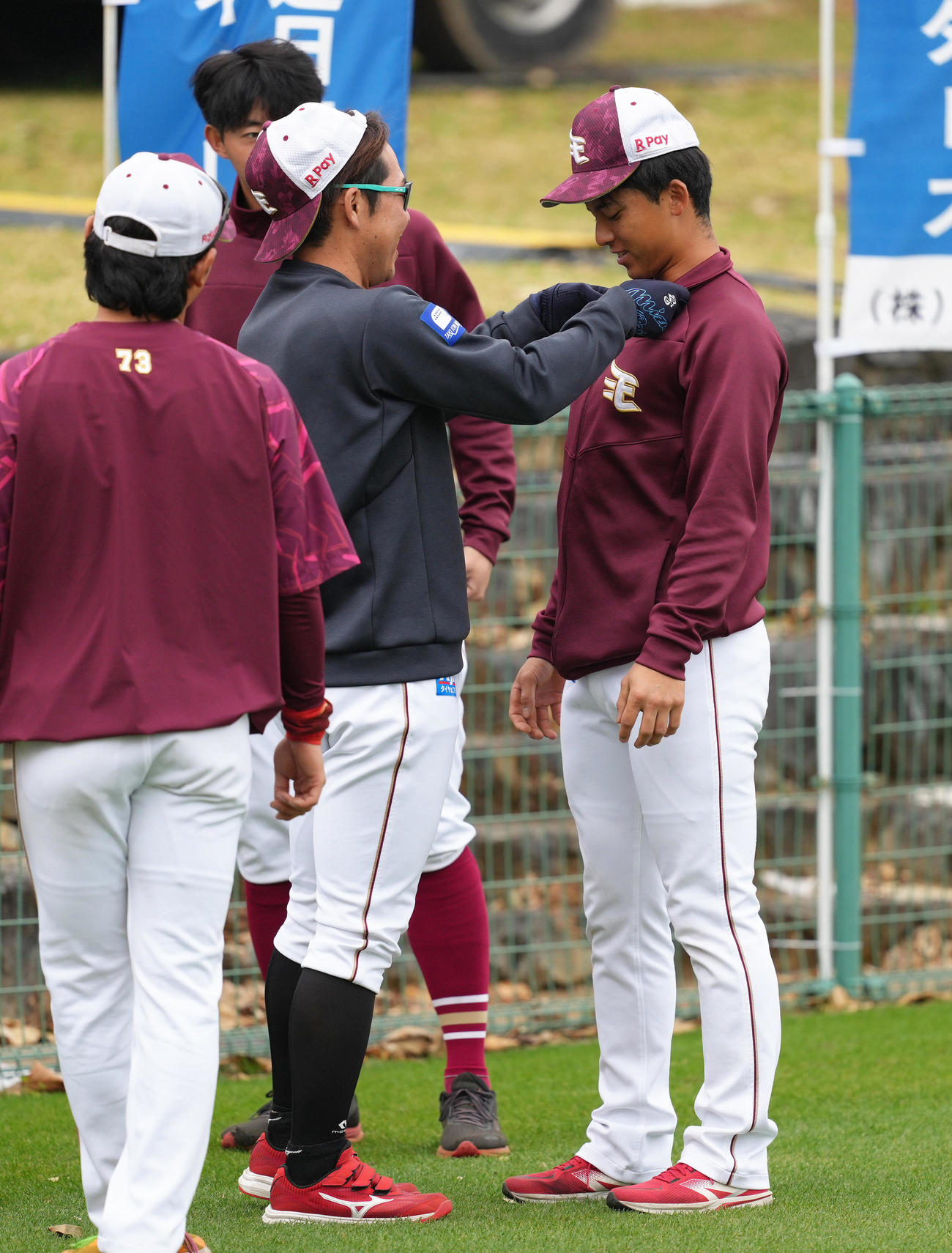 楽天鈴木大（左）に襟元を整えてもらう宗山（撮影・足立雅史）