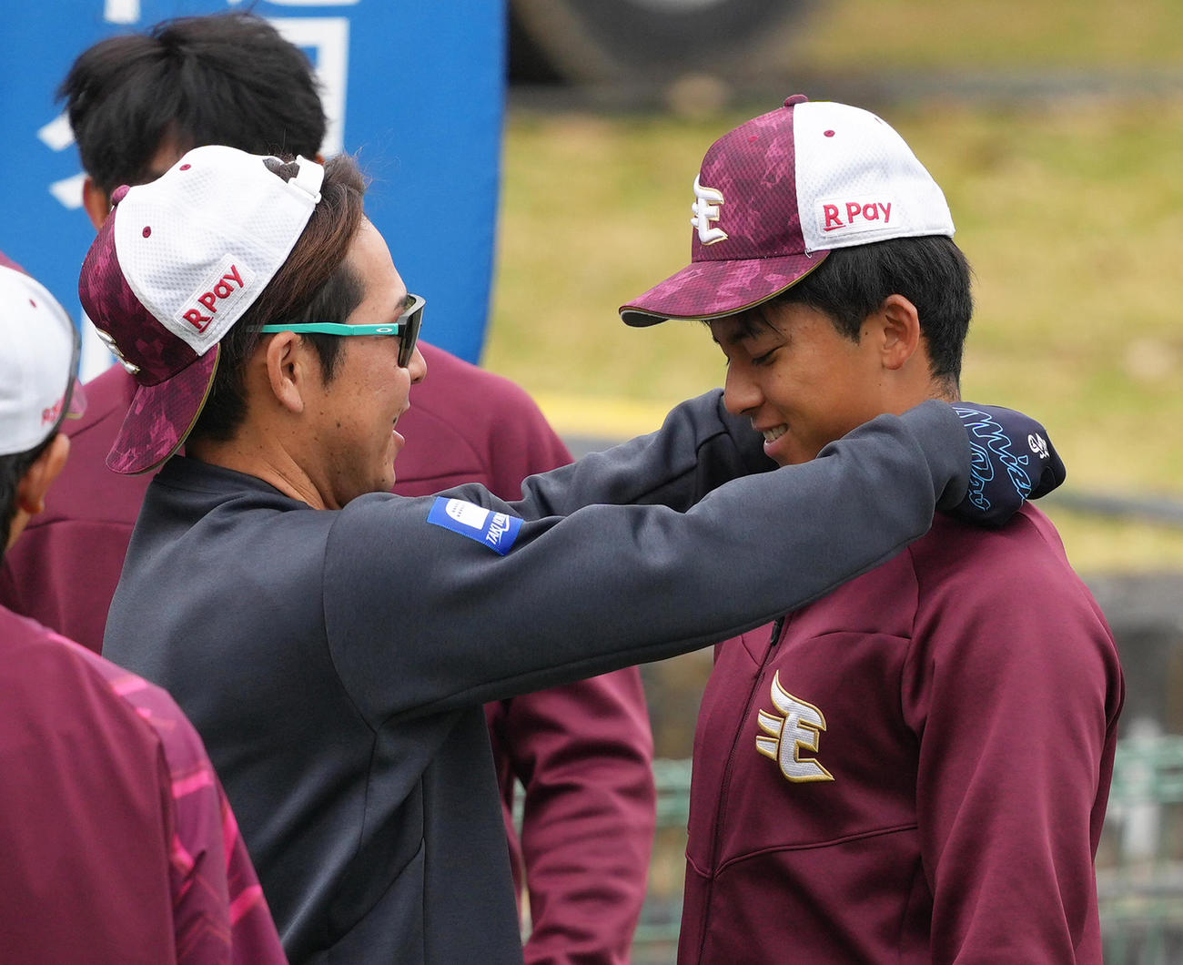 楽天鈴木大（左）に襟元を整えてもらう宗山（撮影・足立雅史）