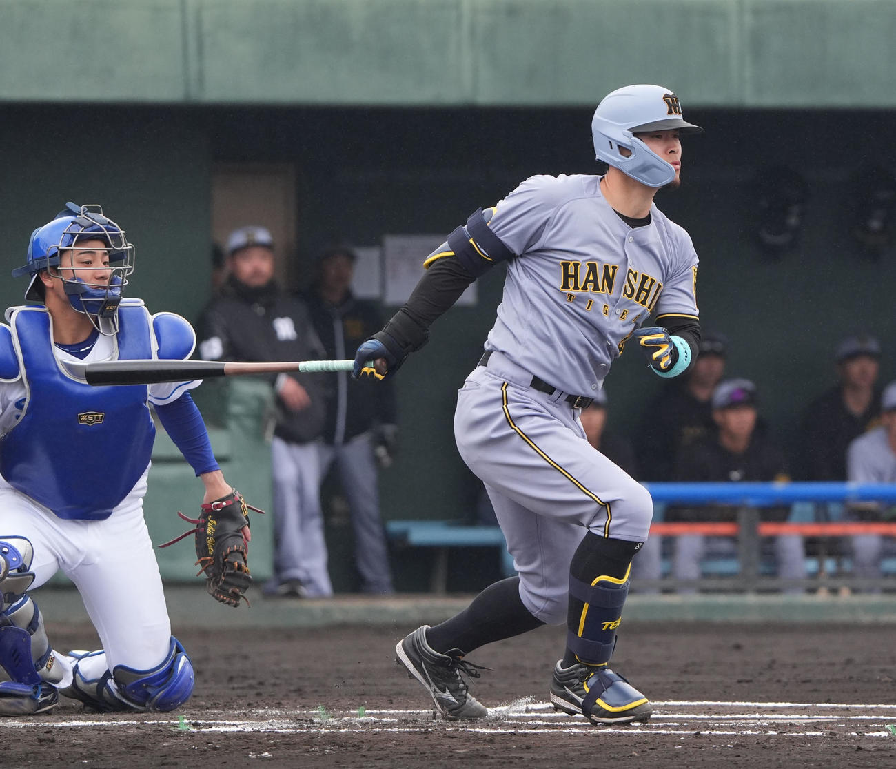 中日対阪神　1回表阪神1死一塁、右前打を放つ佐藤輝（右）（撮影・森本幸一）