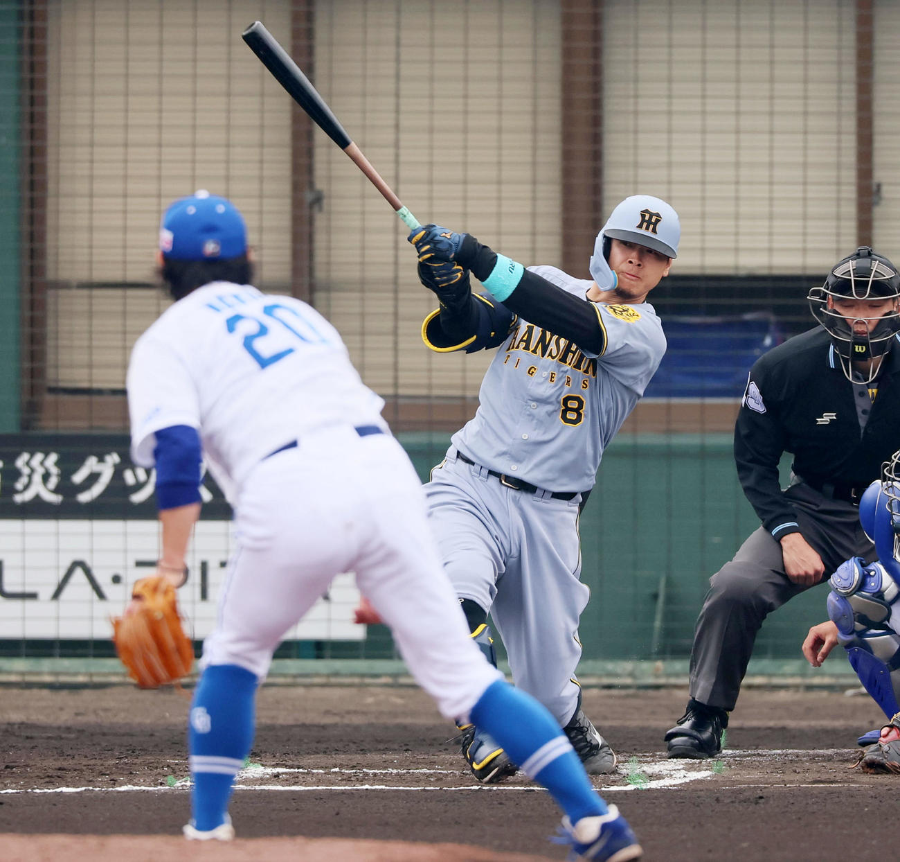 中日対阪神　1回表阪神1死一塁、佐藤輝は右前を放つ。投手涌井（撮影・加藤哉）