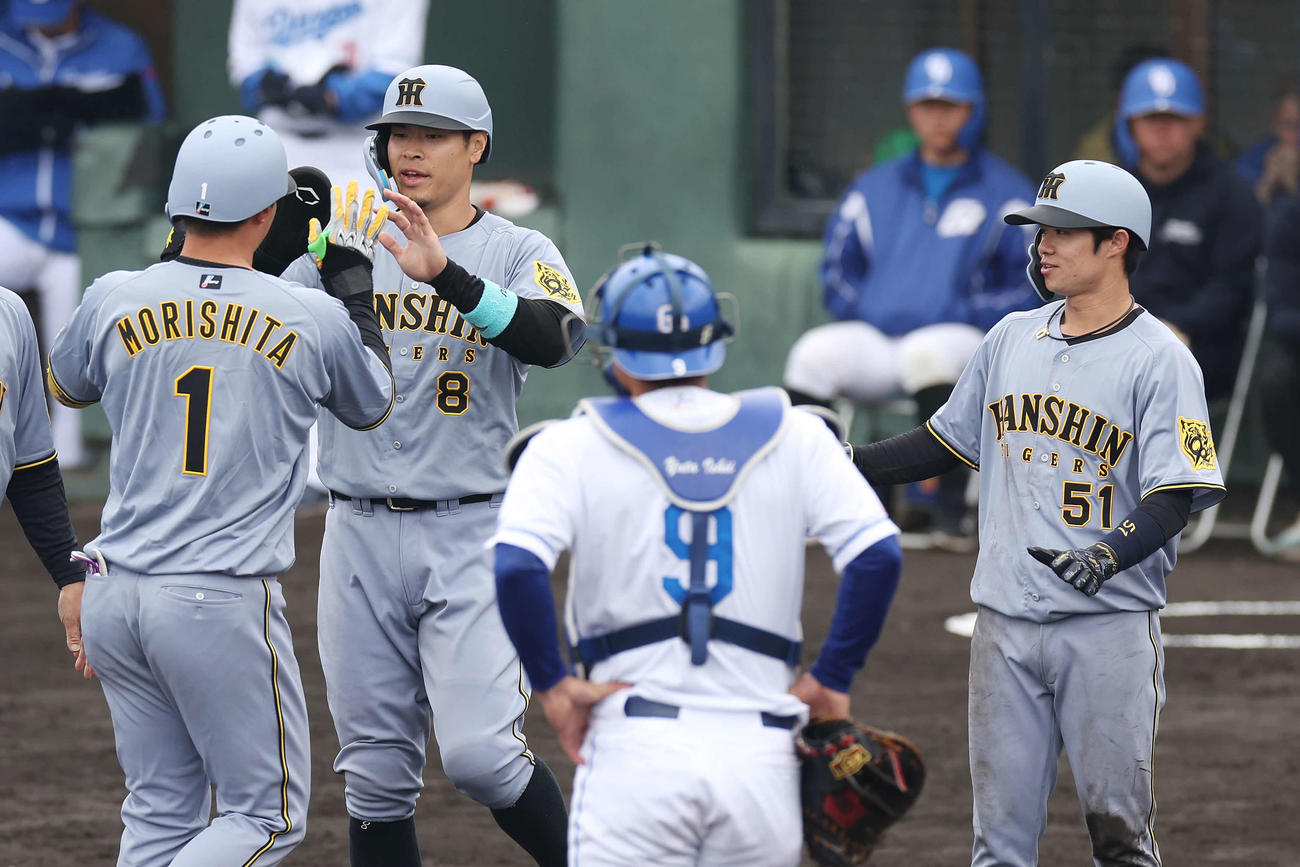 中日対阪神　1回表阪神1死一、三塁、3点本塁打を放った森下（左端）を迎える佐藤輝（同2人目）と中野（撮影・前田充）