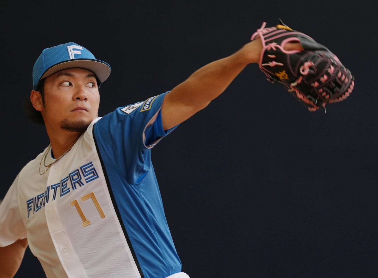 ブルペン投球する日本ハム伊藤（撮影・足立雅史）