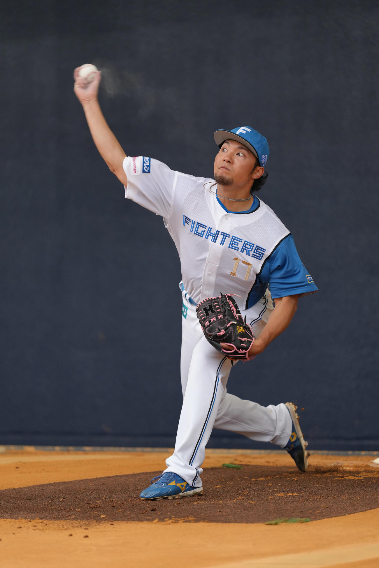 ブルペン投球する日本ハム伊藤（撮影・足立雅史）