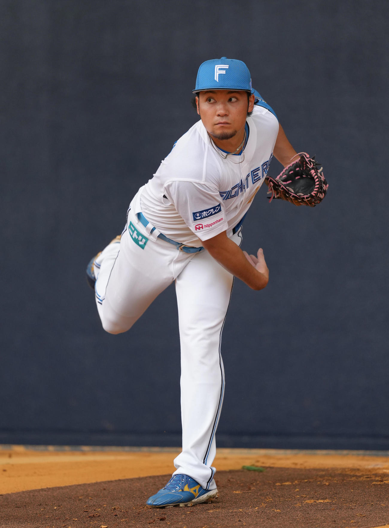 ブルペン投球する日本ハム伊藤（撮影・足立雅史）