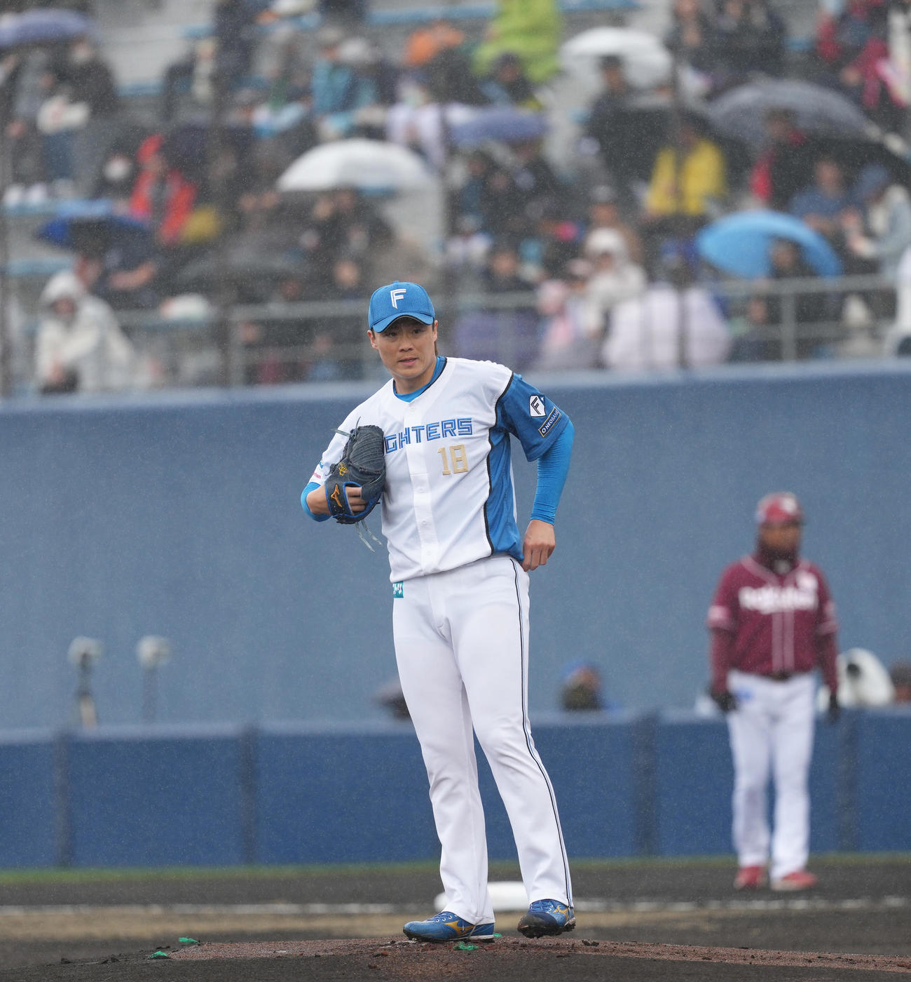 日本ハム対楽天　雨の中、マウンドに上がる日本ハム山崎（撮影・足立雅史）