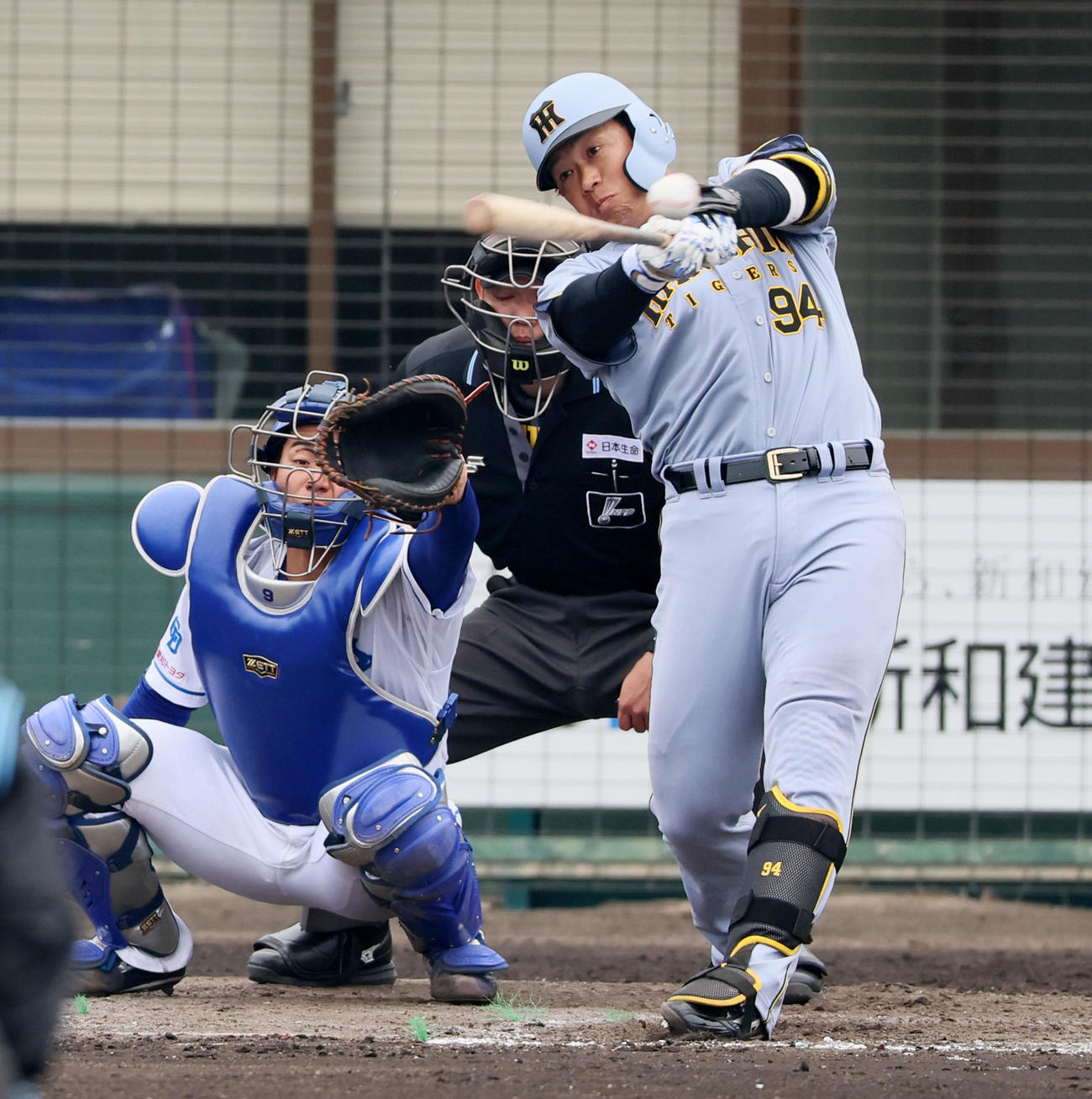 中日対阪神　5回表阪神2死一、三塁、原口は左前勝ち越し適時打を放つ（撮影・加藤哉）