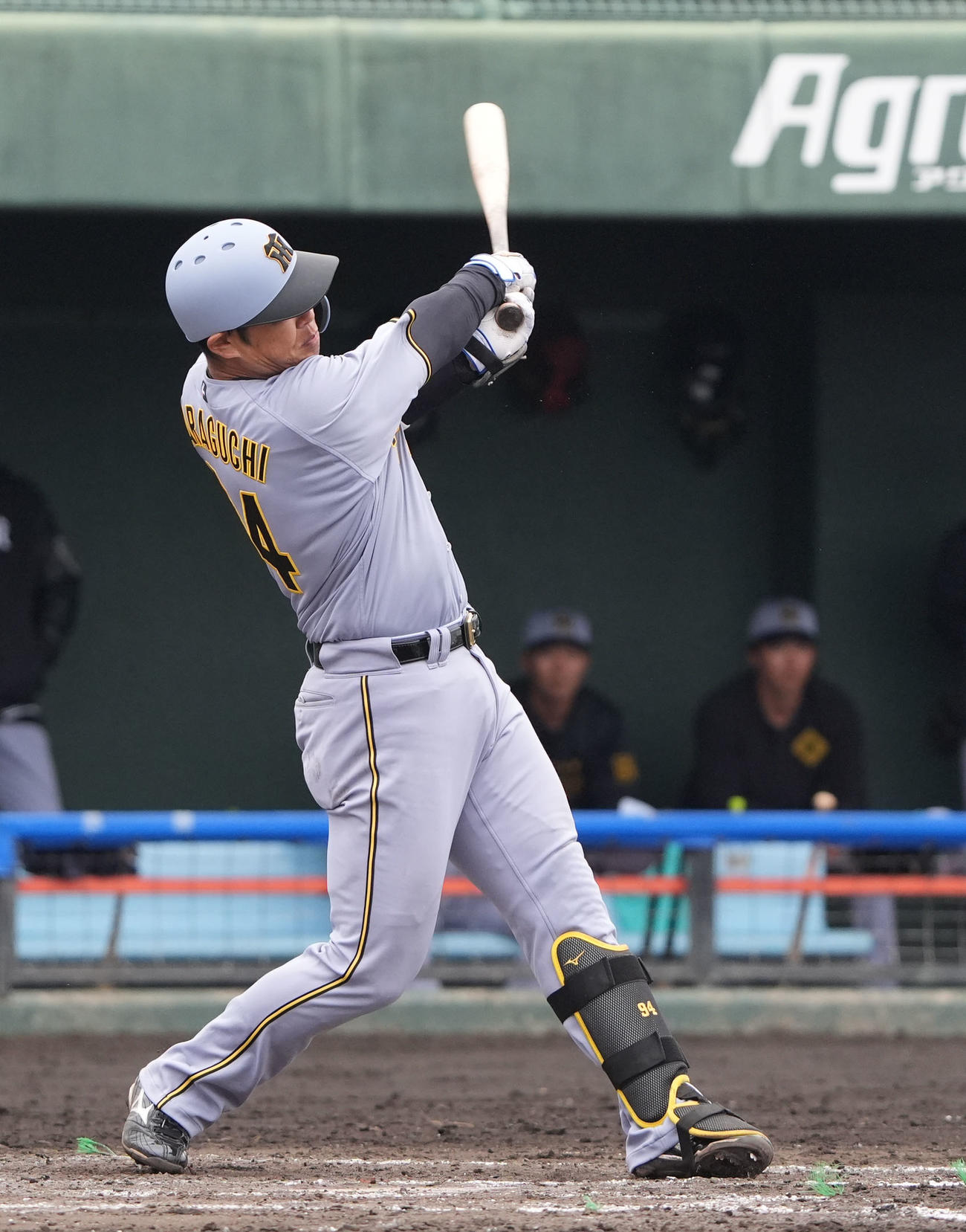中日対阪神　5回表阪神2死一、三塁、左前適時打を放つ原口（撮影・森本幸一）