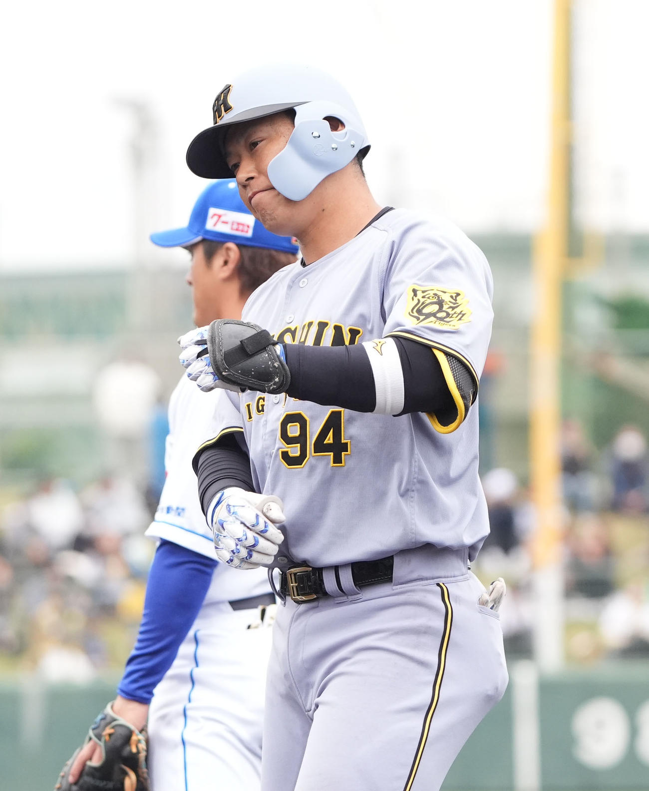 中日対阪神　5回表阪神2死一、三塁、左前適時打を放った原口（撮影・森本幸一）