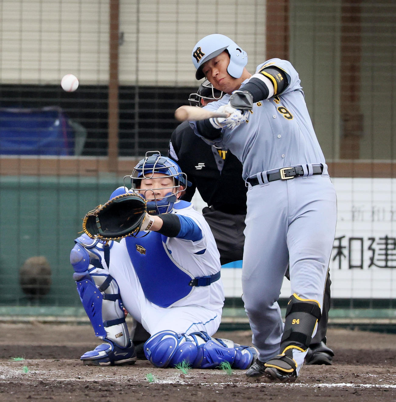 中日対阪神　9回表阪神無死一塁、原口は中前打を放つ（撮影・加藤哉）