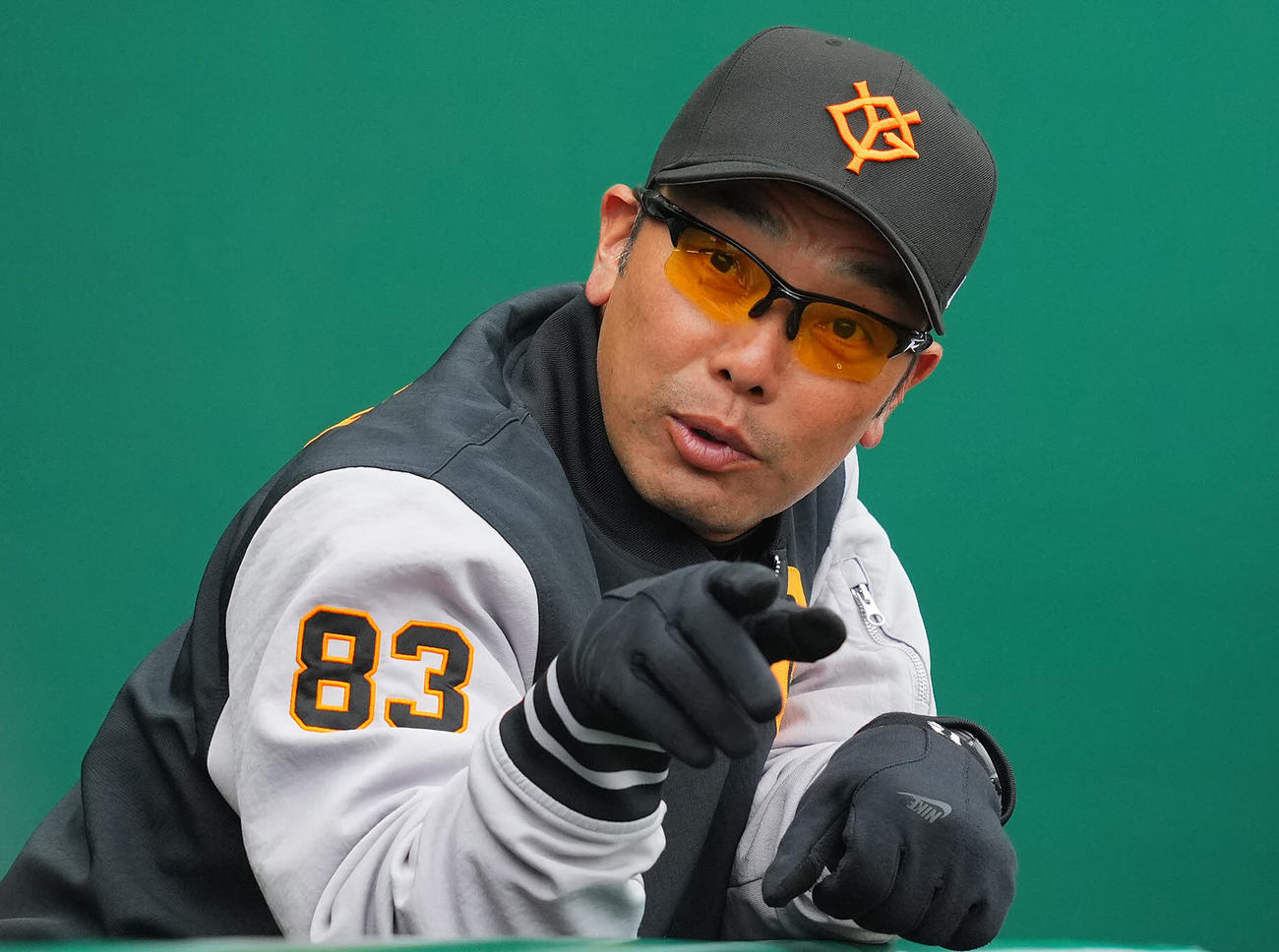 巨人対広島　ベンチで言葉を交わす巨人阿部監督（撮影・垰建太）