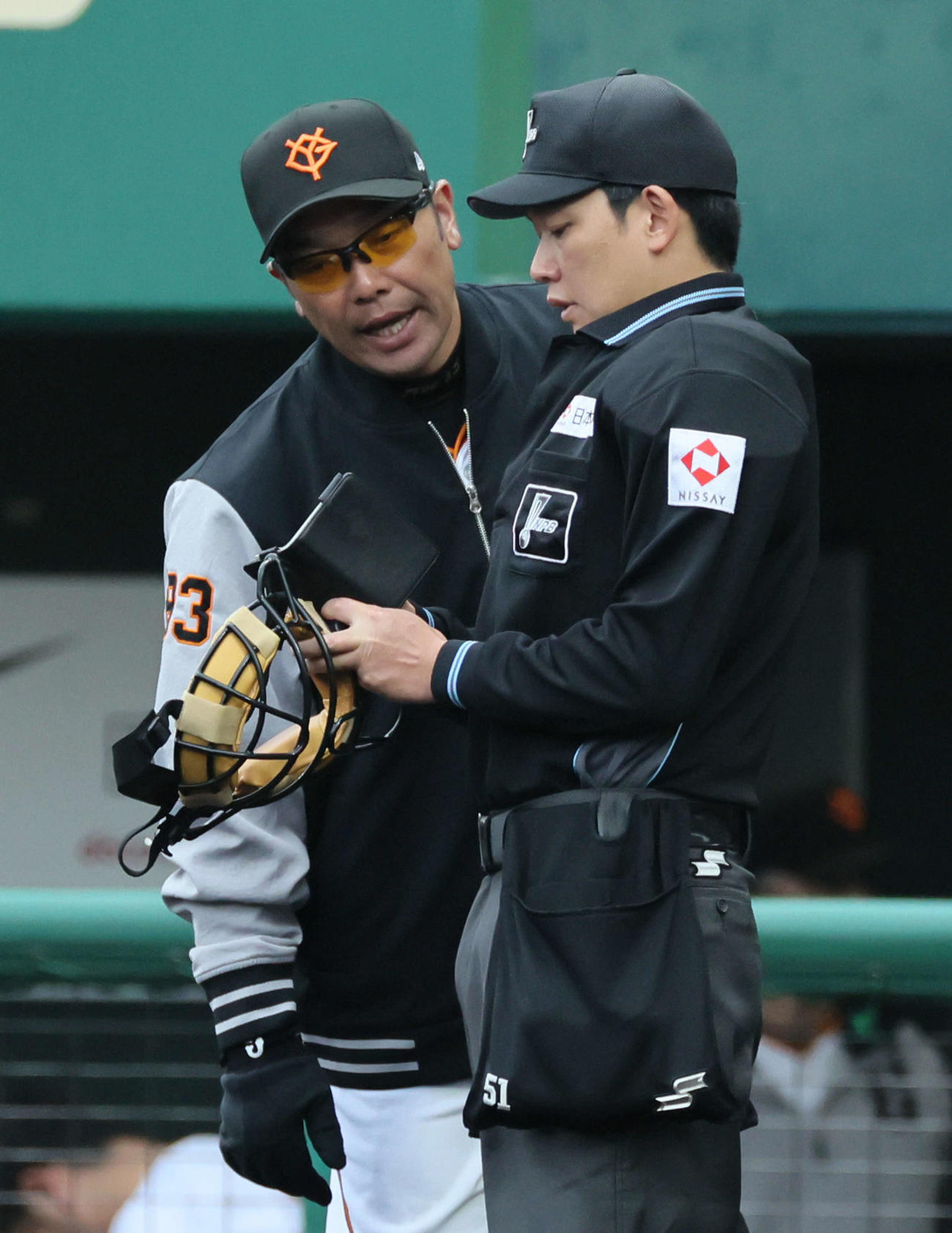 8回裏終了時、交代を告げる阿部監督（撮影・加藤孝規）