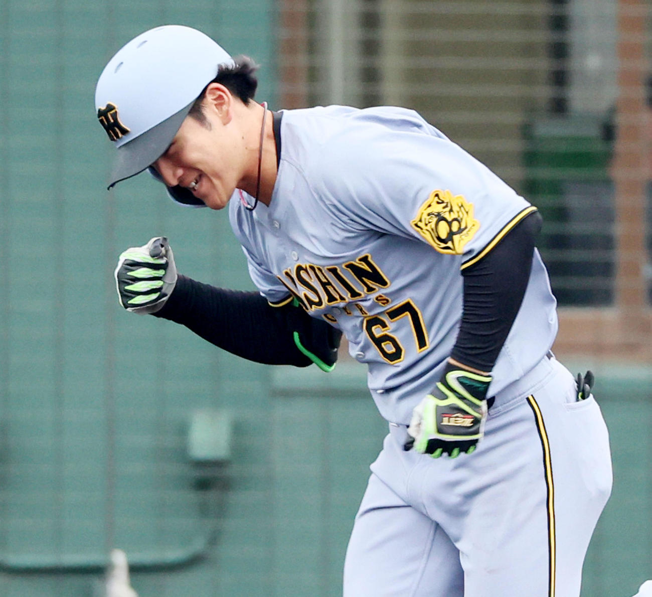 中日対阪神　6回表阪神1死一、三塁、高寺は右前適時打を放ちガッツポーズを見せる（撮影・加藤哉）