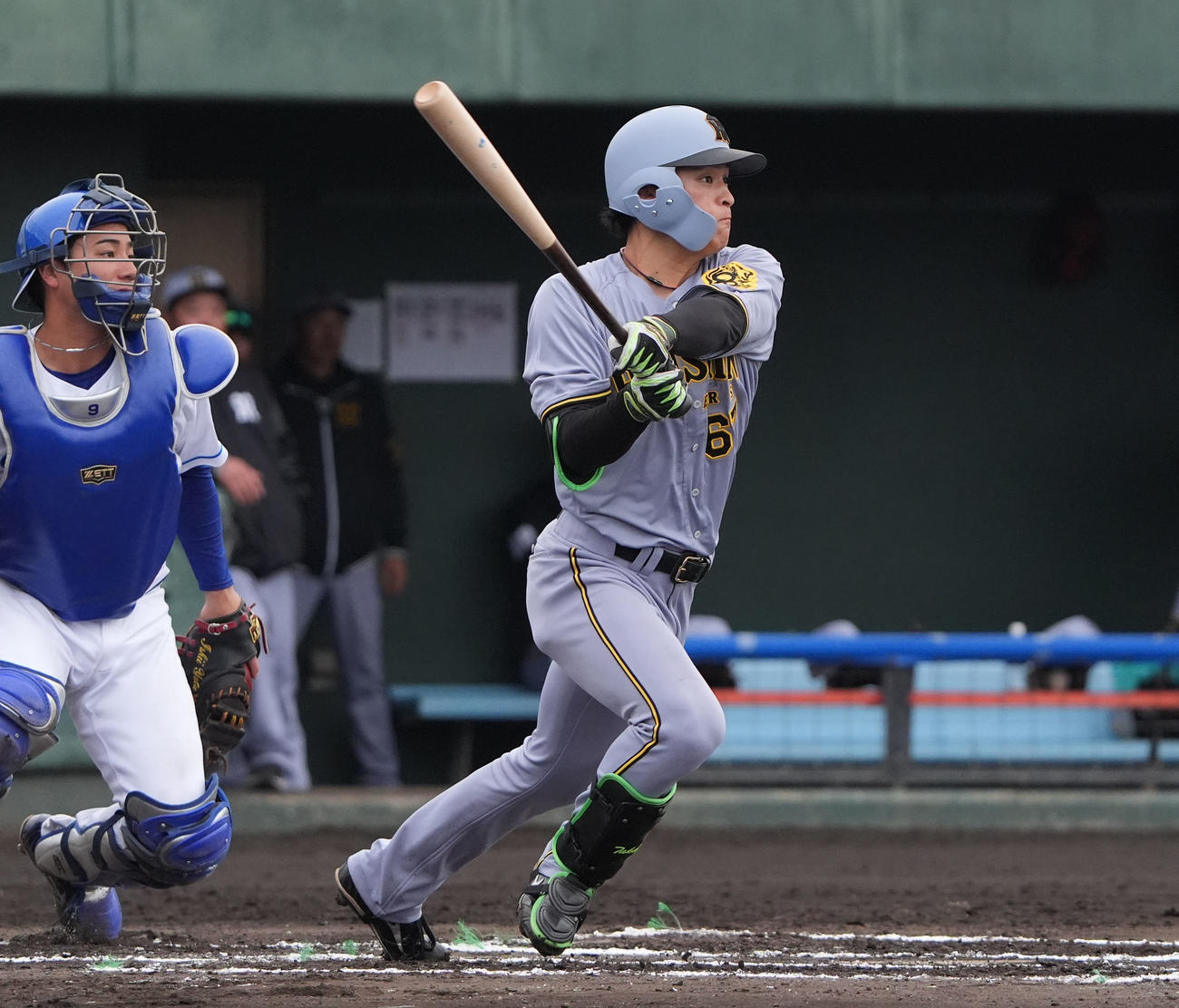 中日対阪神　6回表阪神1死一、三塁、右前適時打を放つ高寺（撮影・森本幸一）