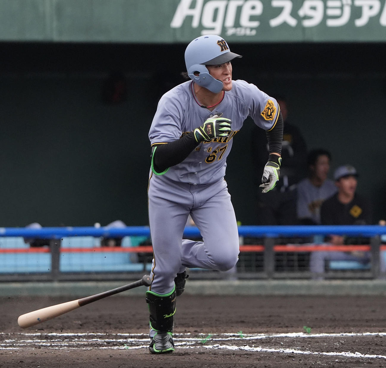中日対阪神　6回表阪神1死一、三塁、右前適時打を放つ高寺（撮影・森本幸一）