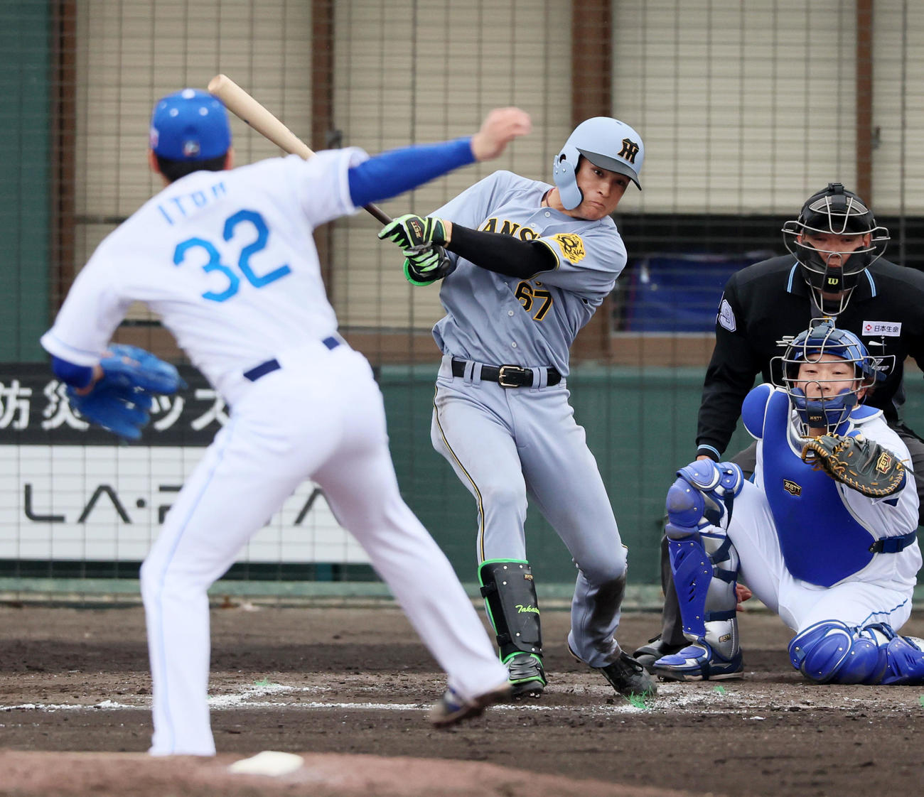 中日対阪神　8回表阪神1死一、三塁、高寺は左前適時打を放つ。投手伊藤（撮影・加藤哉）