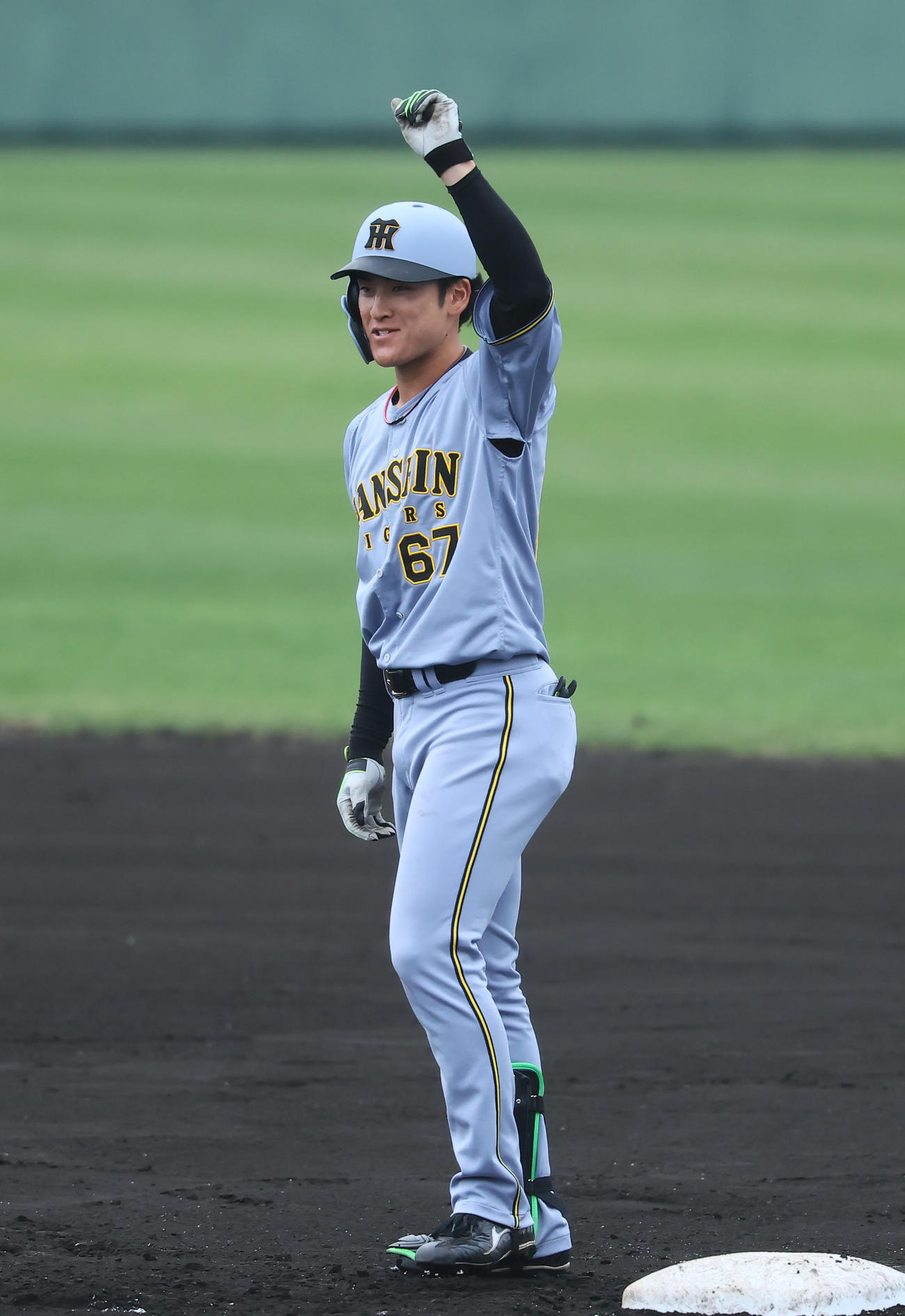 中日対阪神　6回表阪神1死一、三塁、右前に適時打を放ちガッツポーズをする高寺（撮影・藤尾明華）
