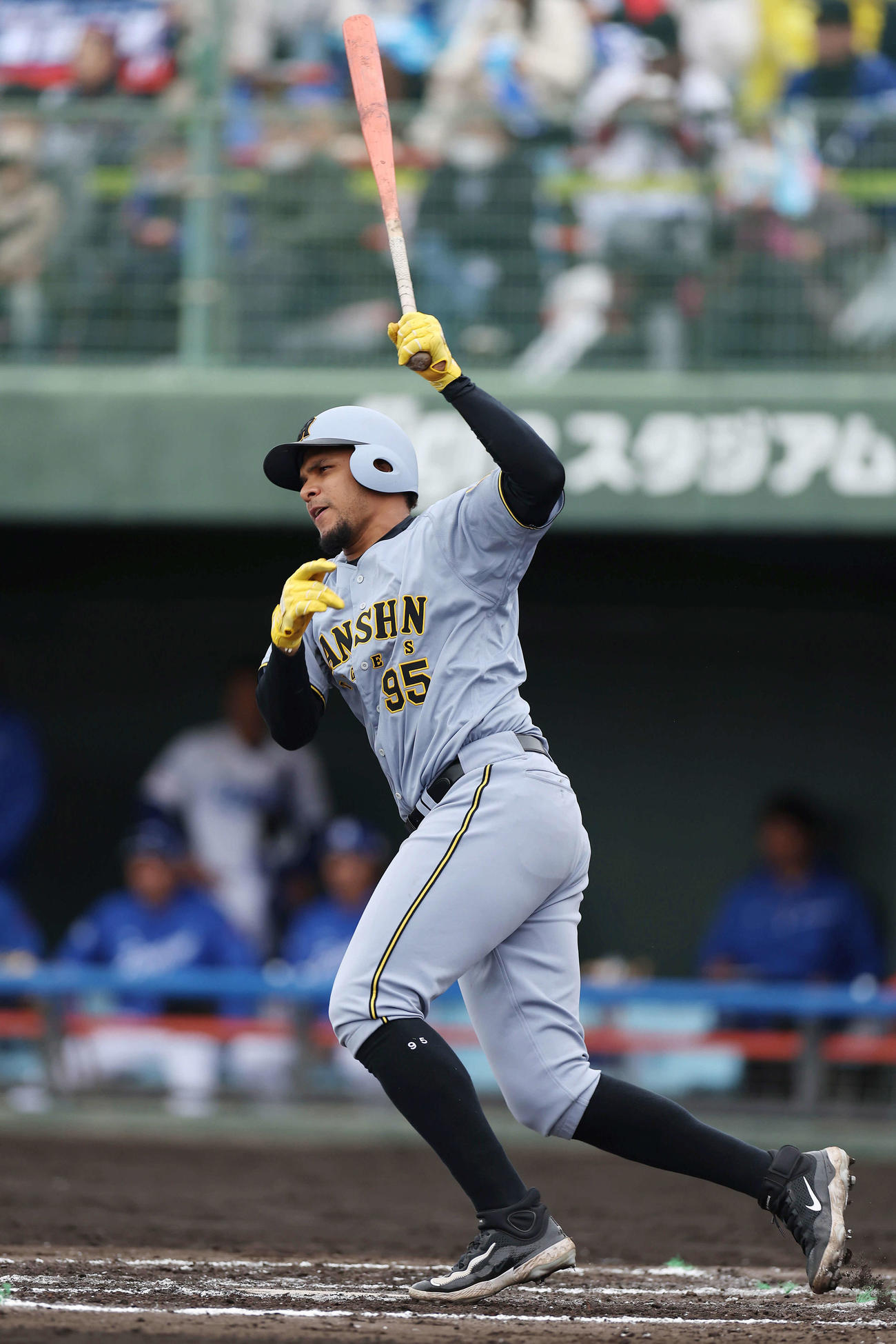 中日対阪神　7回表阪神無死、ヘルナンデスは左前打を放つ（撮影・前田充）