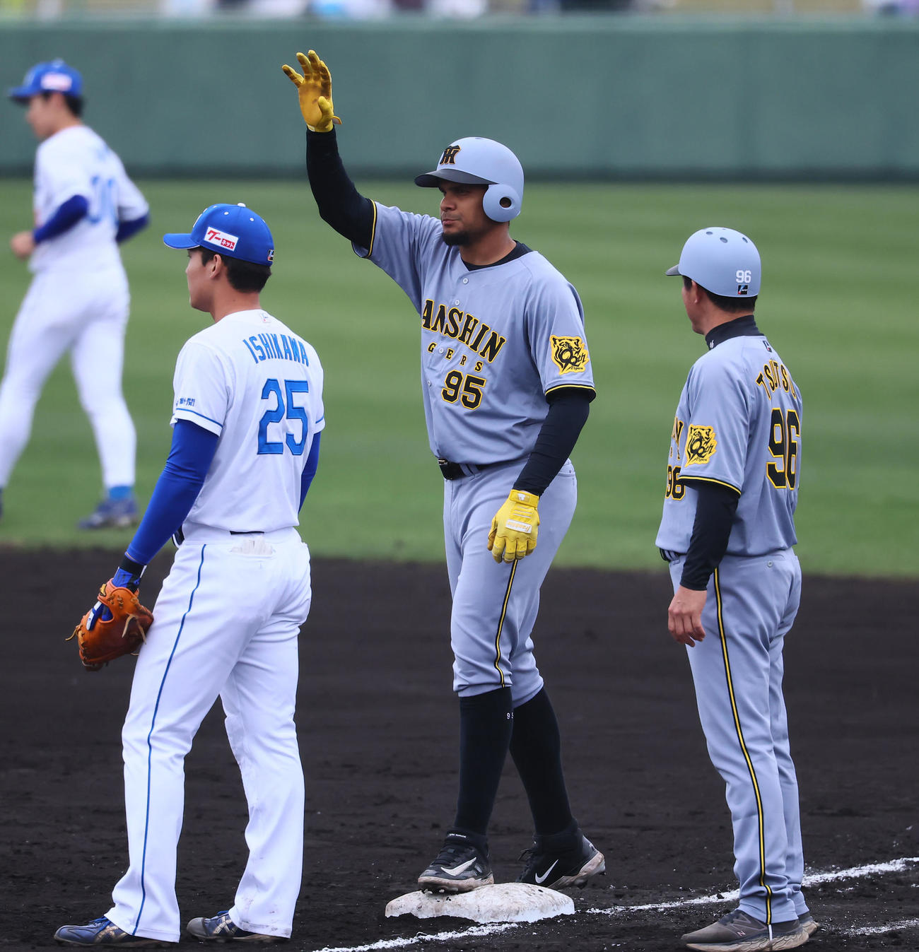 中日対阪神　7回表阪神無死、ヘルナンデスは左前打を放ちベンチに向かってポーズをとる（撮影・藤尾明華）