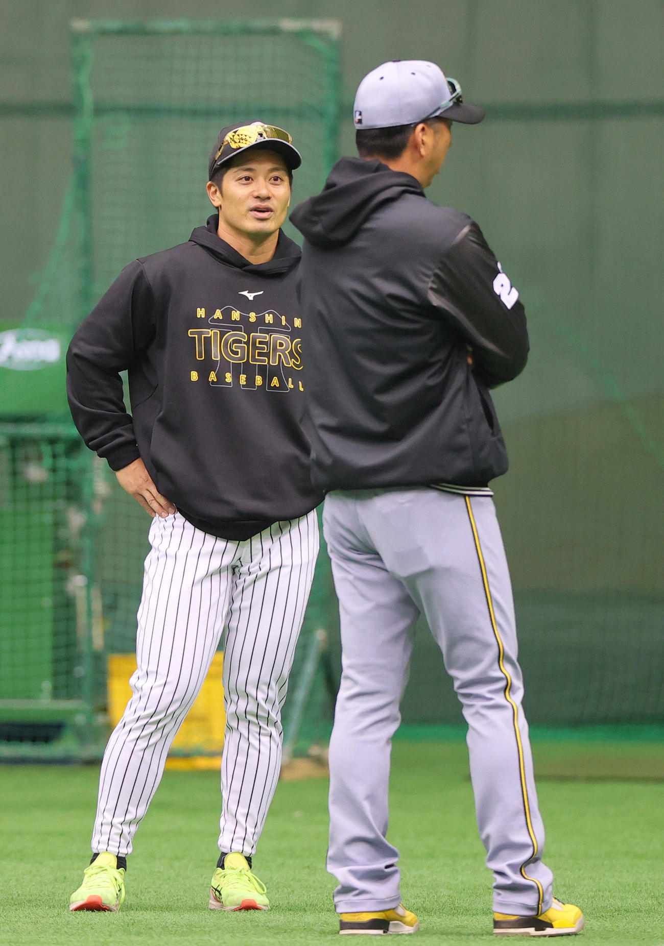阪神藤川監督（手前）と話す坂本（撮影・上山淳一）
