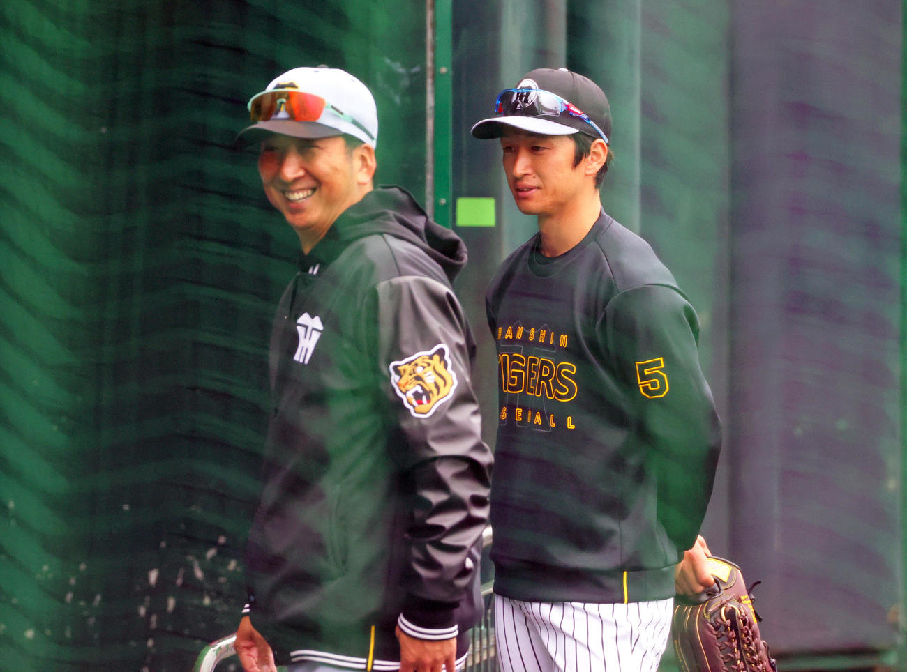 リラックスした表情を見せる阪神藤川監督（手前）と近本（撮影・上山淳一）