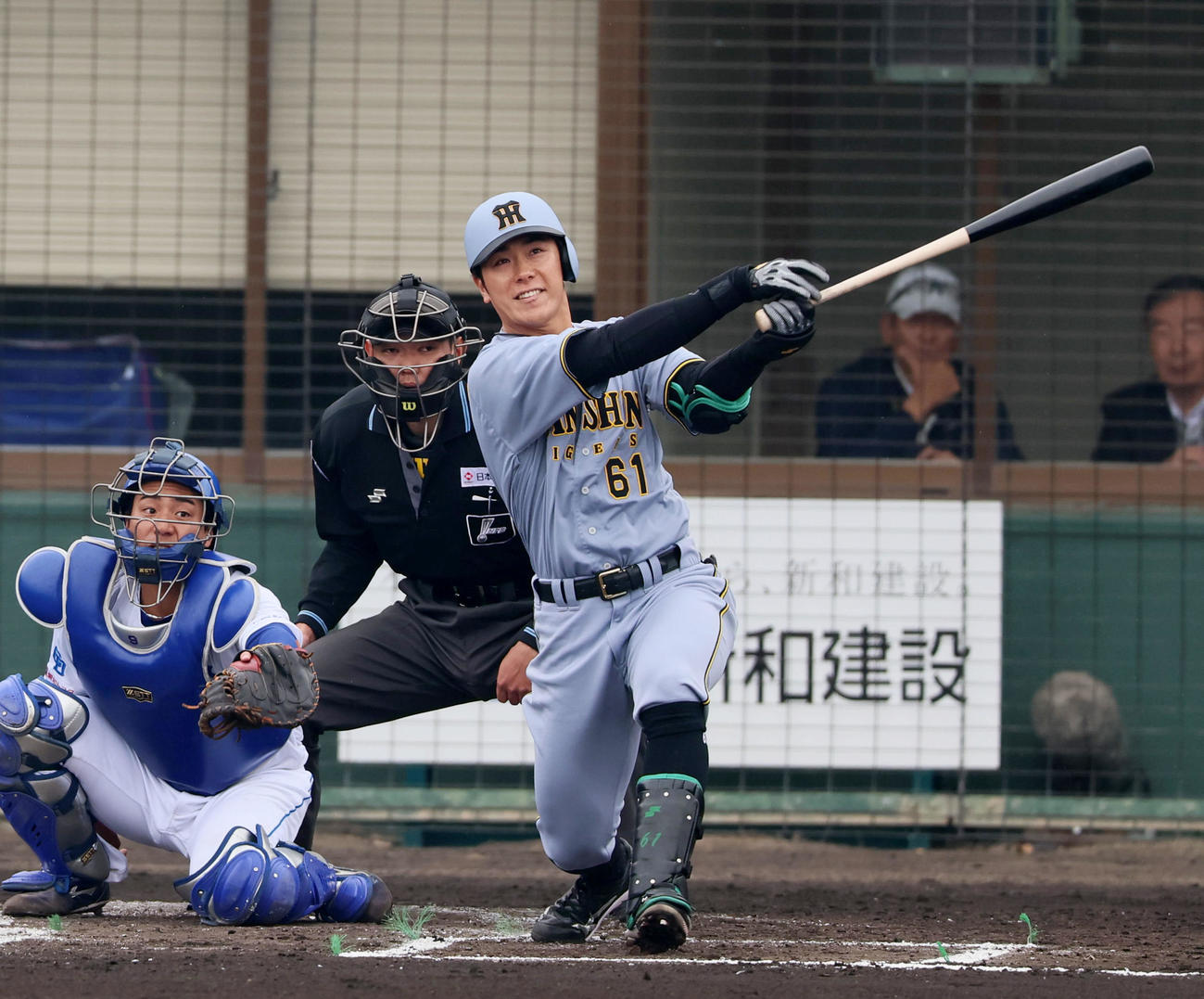 中日対阪神　1回表阪神1死二、三塁、豊田は左飛を打ち上げ犠飛となる（撮影・加藤哉）