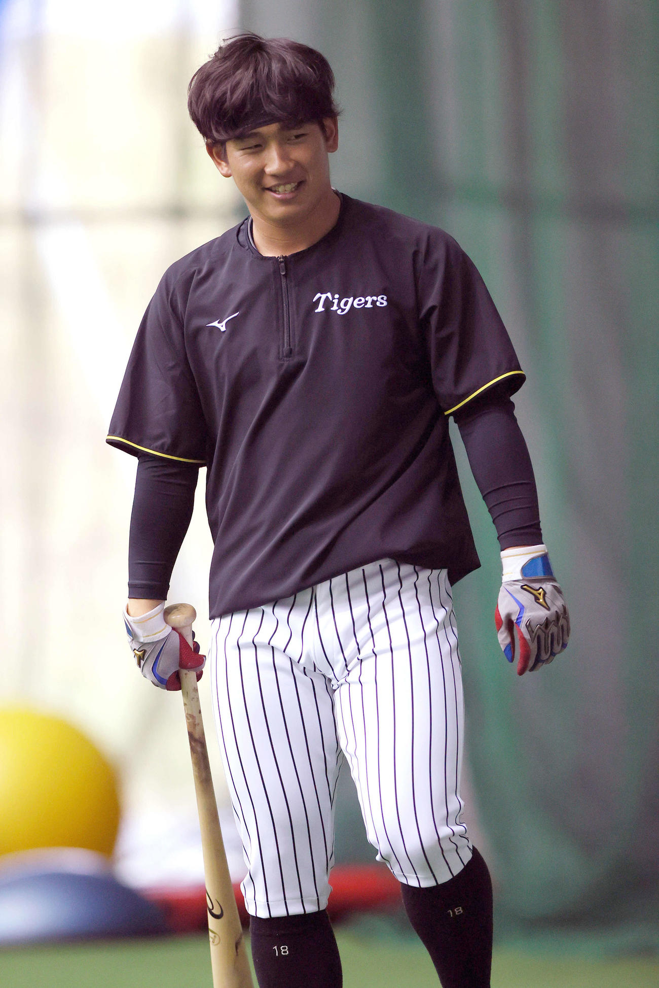 バットを手にリラックスした表情の阪神伊原（撮影・上山淳一）