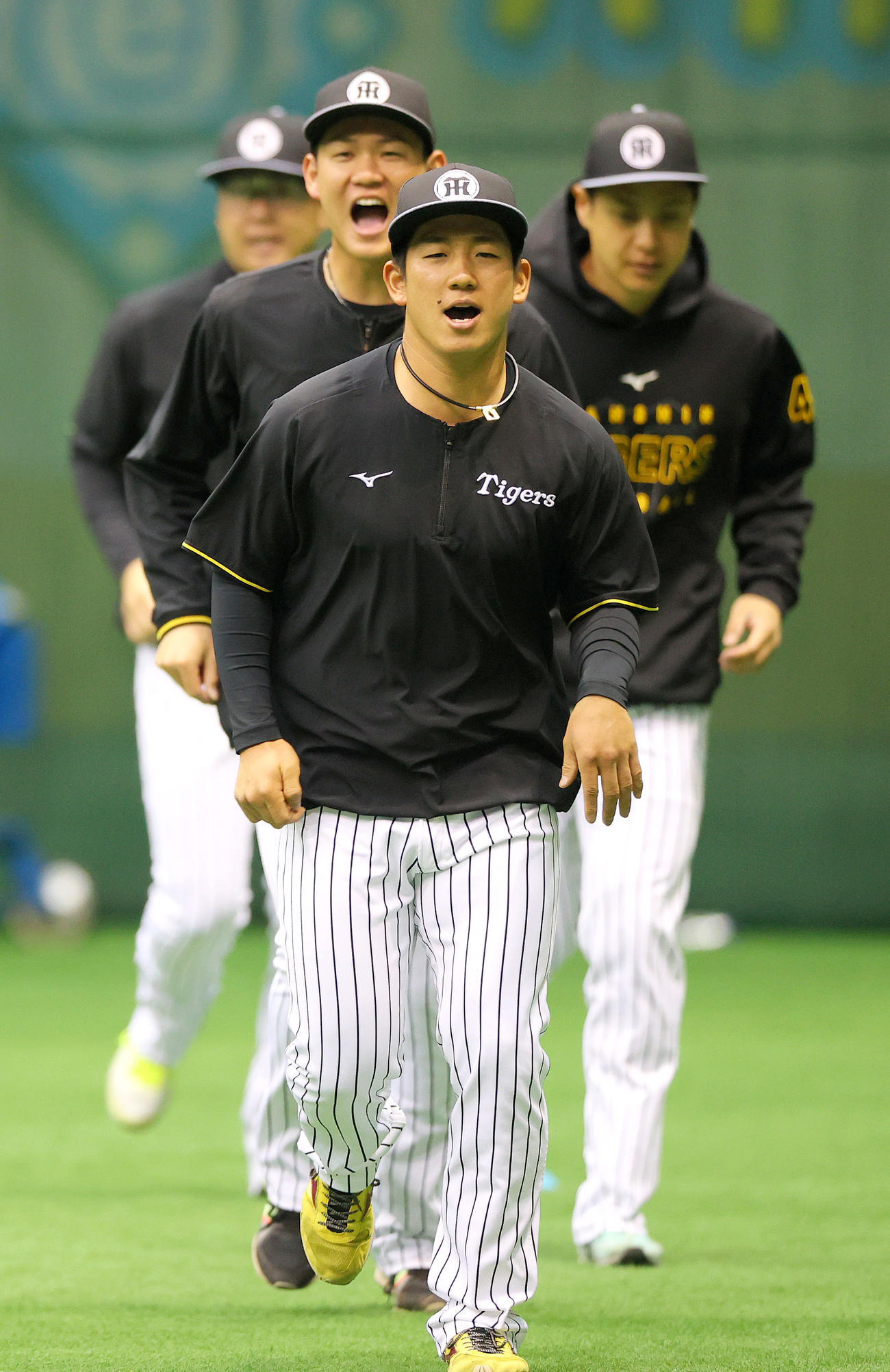 アップで声を上げる阪神伊原陵人（手前）ら、左から西勇、及川、一人おいて大竹（撮影・上山淳一）