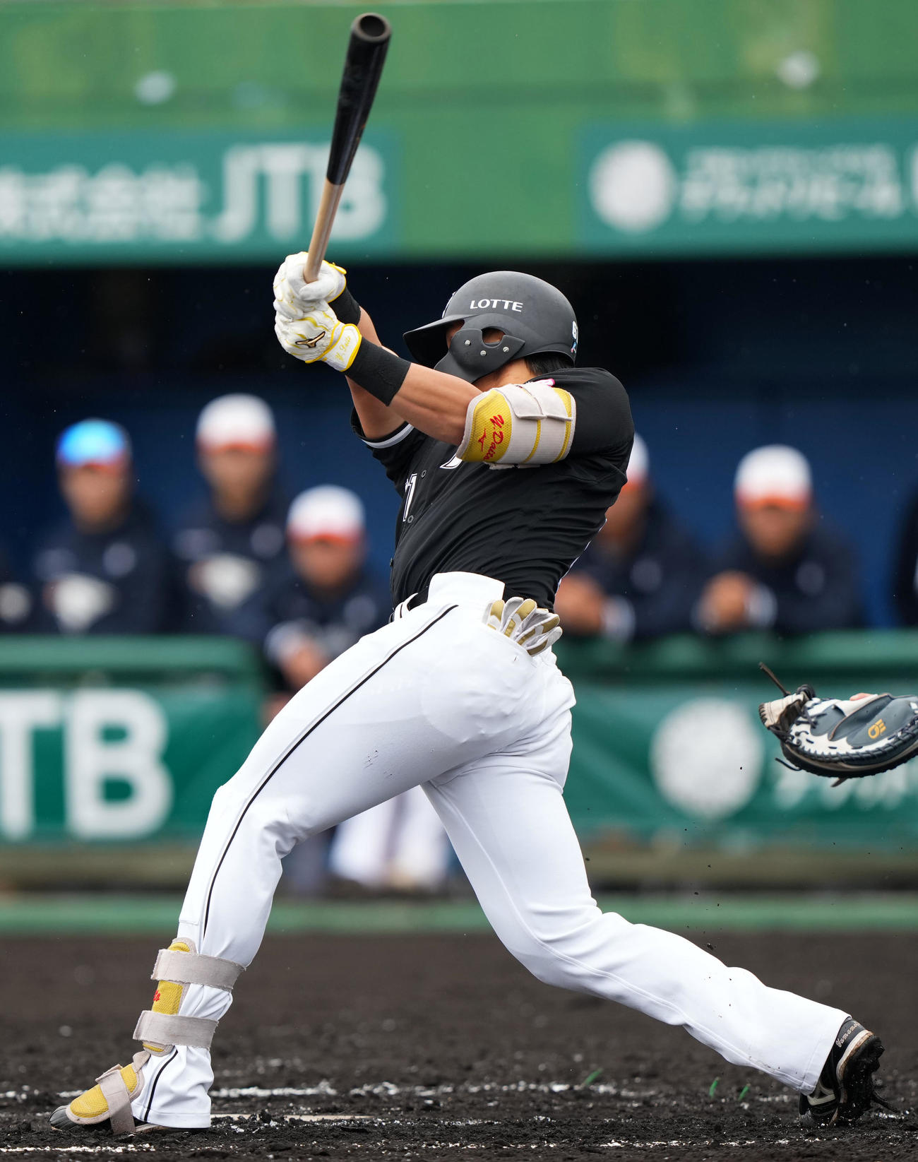 ロッテ対ハンファ　4回裏ロッテ無死一塁、中越え2点本塁打を放つ山本大（撮影・横山健太）