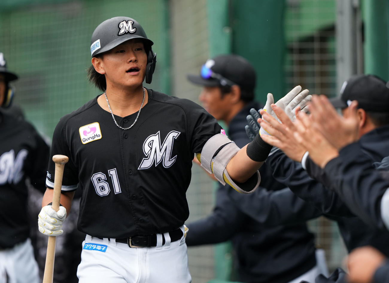 ロッテ対ハンファ　4回裏ロッテ無死一塁、中越え2点本塁打を放ちタッチを交わす山本大（撮影・横山健太）