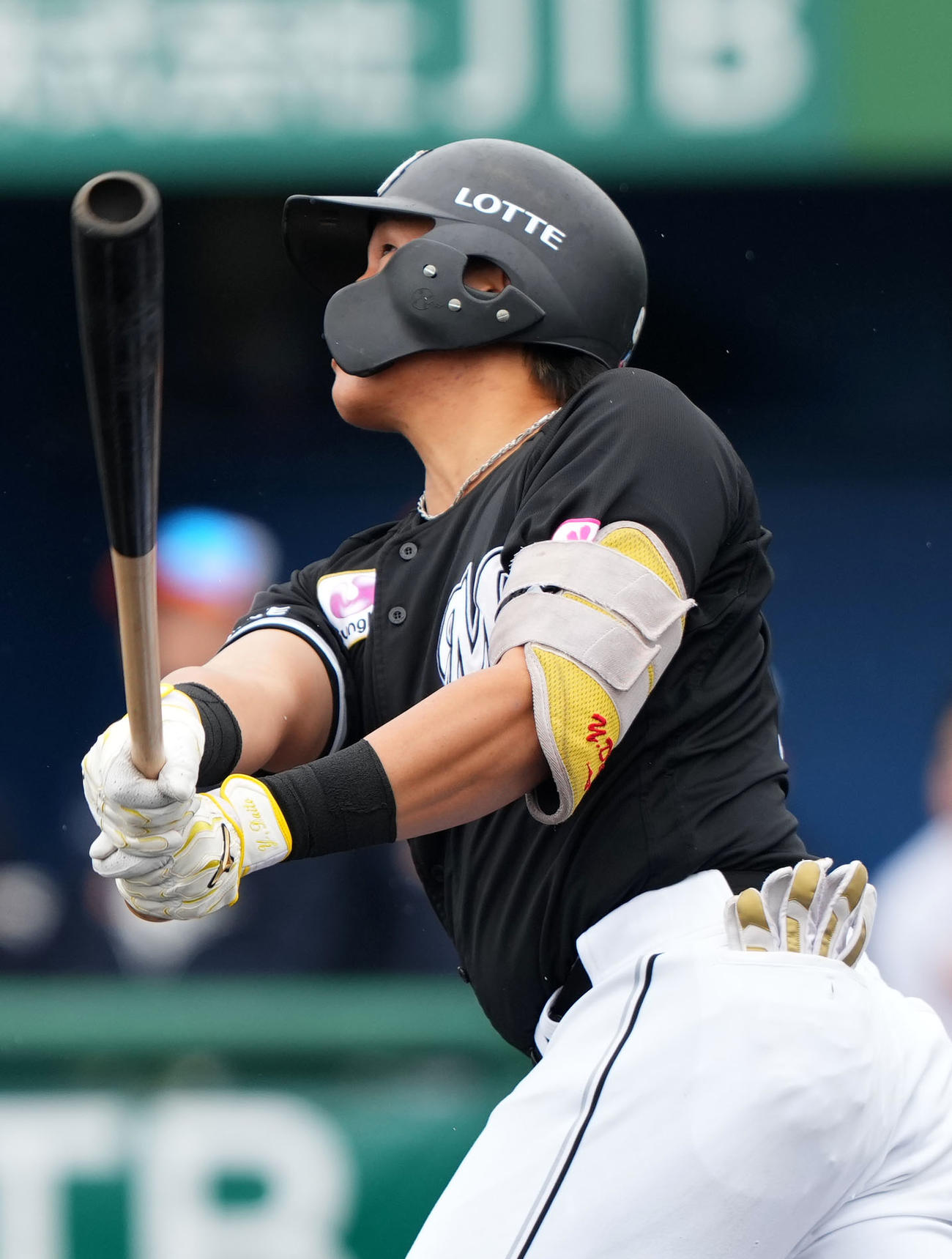 ロッテ対ハンファ　4回裏ロッテ無死一塁、中越え2点本塁打を放つ山本大（撮影・横山健太）