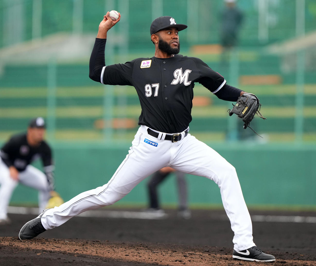 ロッテ対ハンファ　4回表から登板したロッテのゲレーロ（撮影・横山健太）