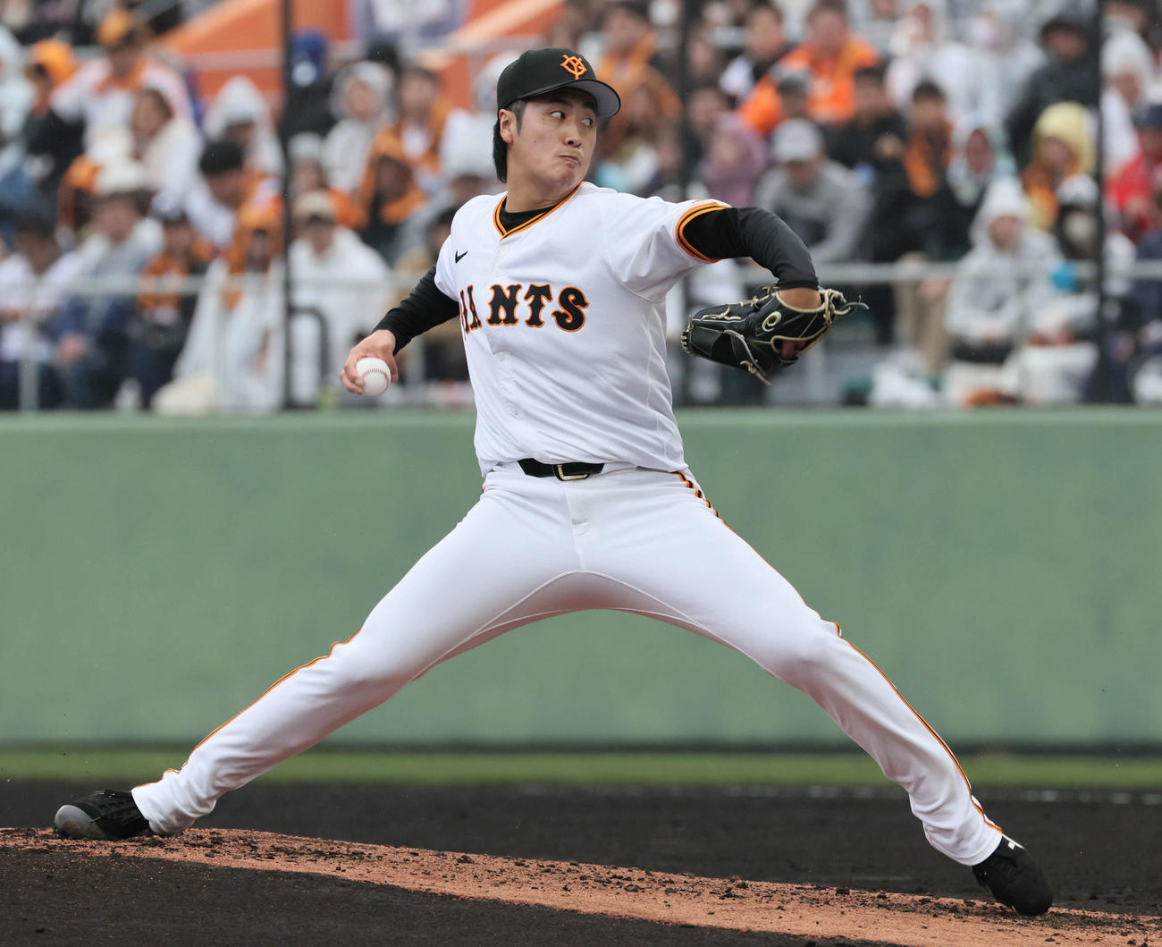 広島対巨人　2回表広島、巨人2番手の西舘（撮影・加藤孝規）