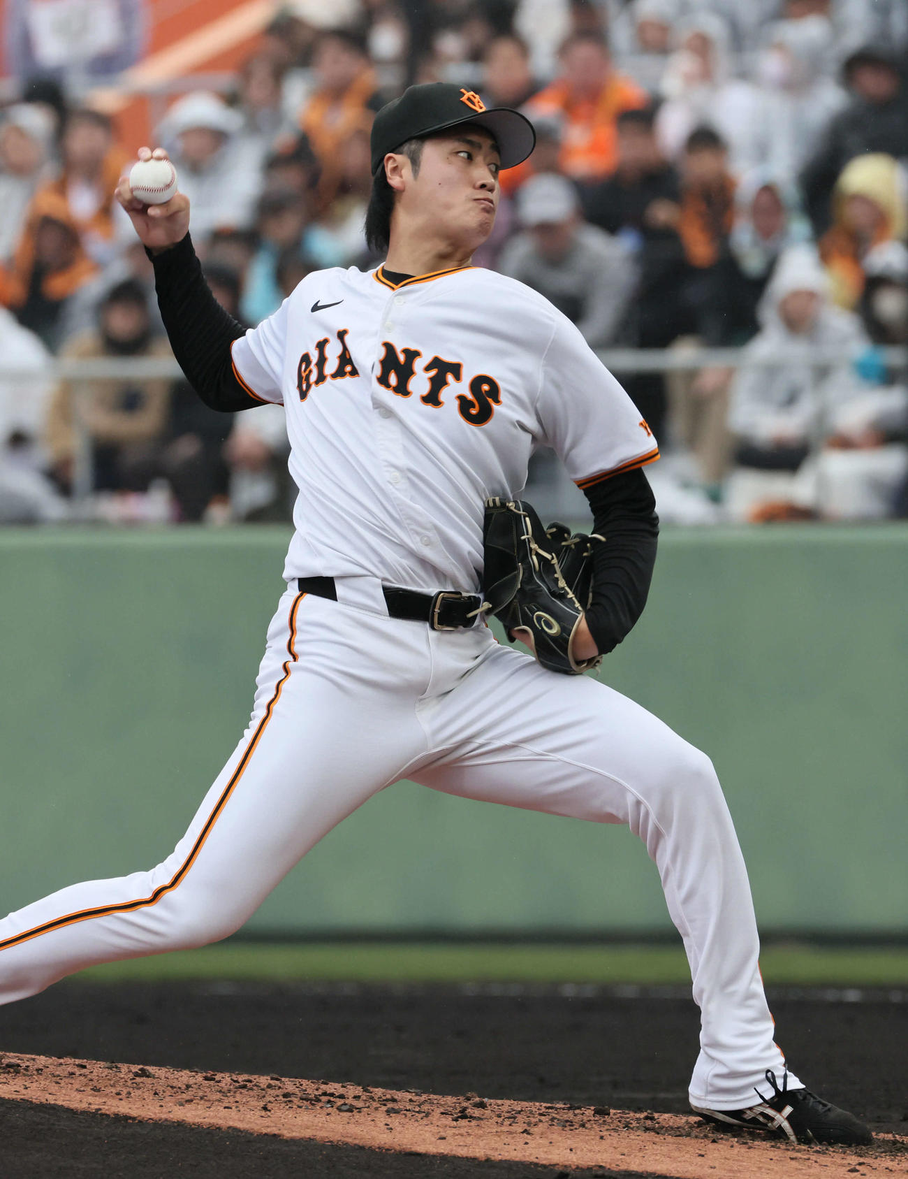 広島対巨人　2回表広島、巨人2番手の西舘（撮影・加藤孝規）