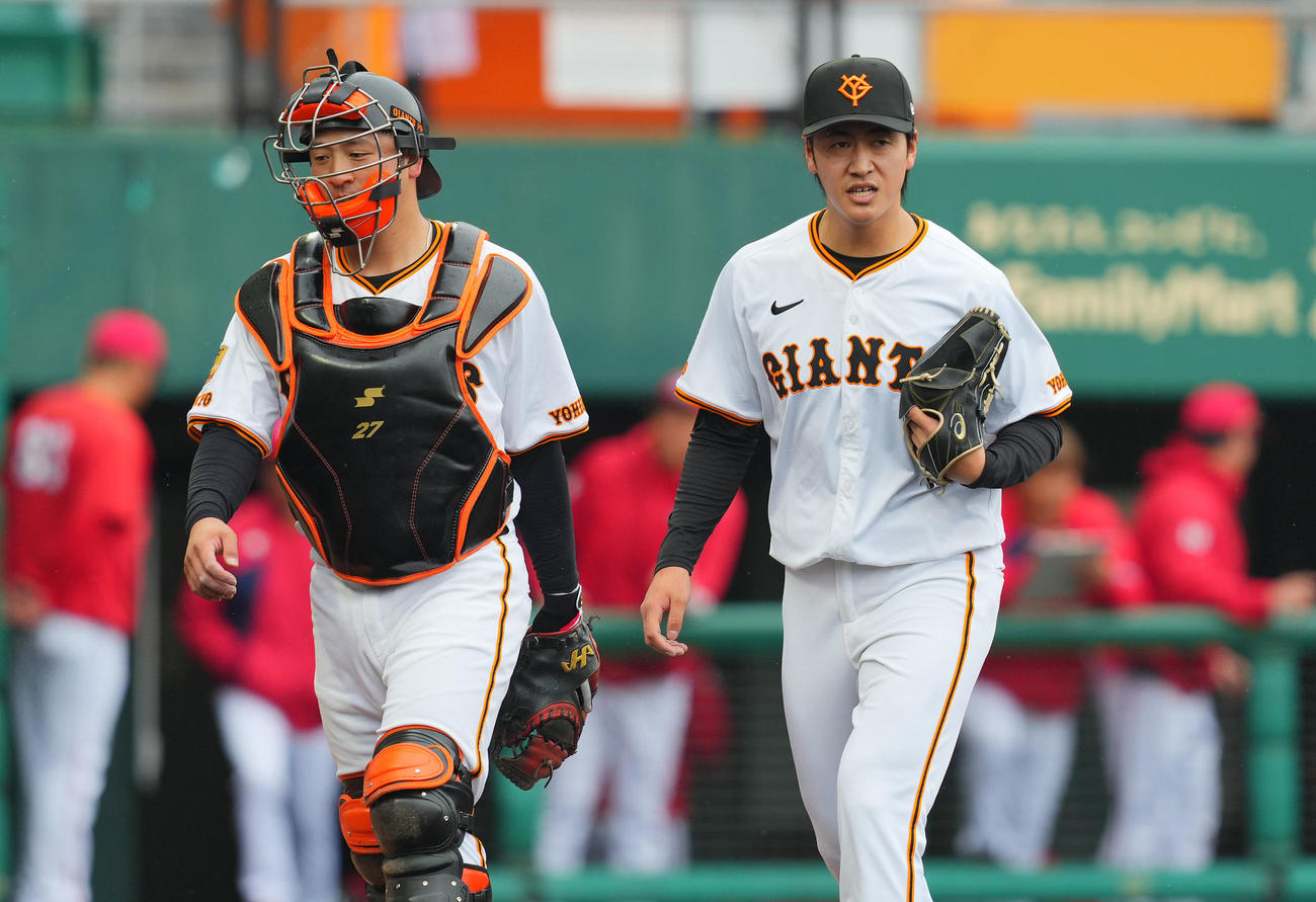 巨人対広島　3回表広島に2失点を許し悔しげな巨人西舘（右）と岸田（撮影・垰建太）