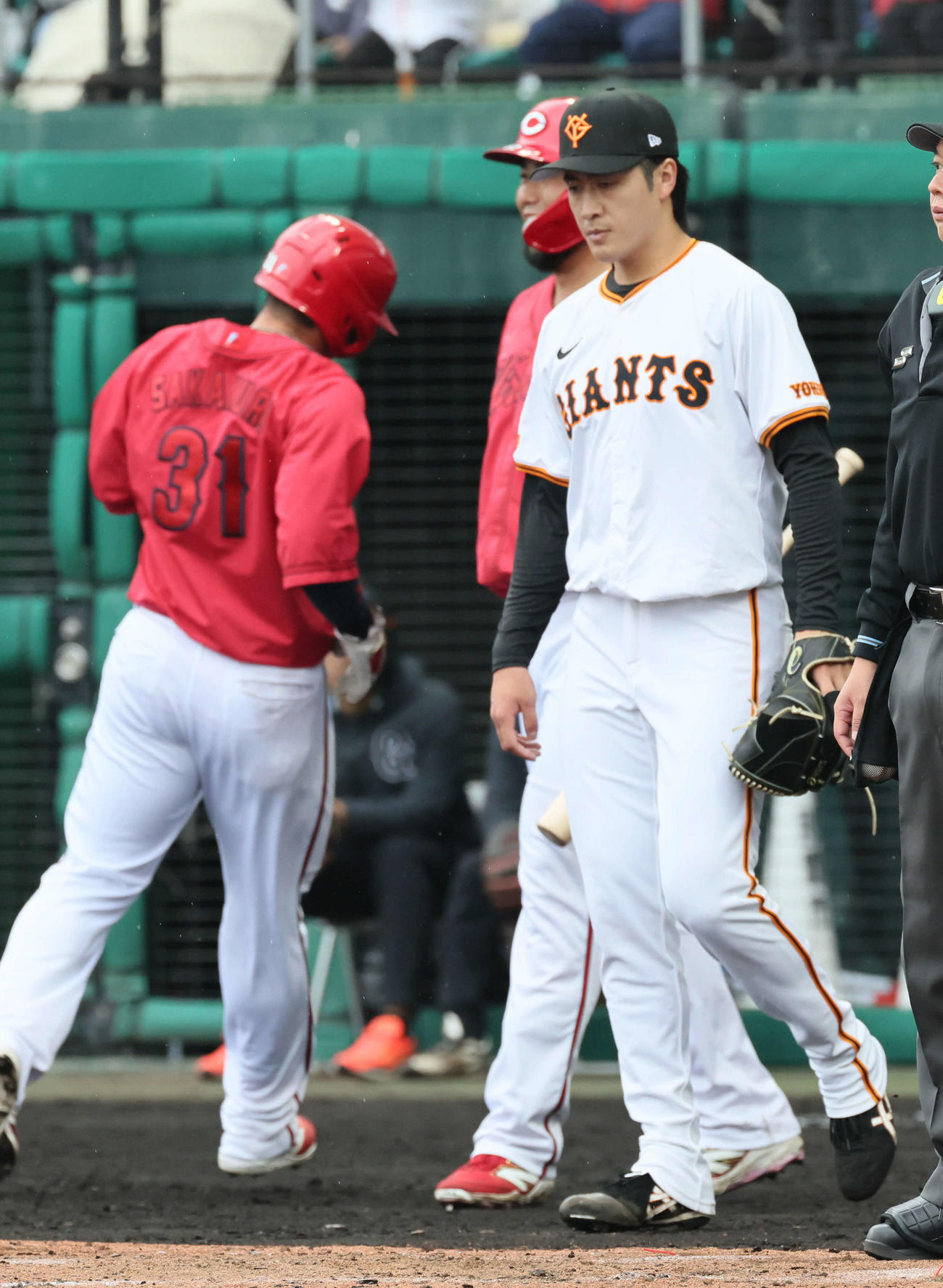 広島対巨人　4回表広島無死一、二塁、堂林に左適時打を浴びた西舘（撮影・加藤孝規