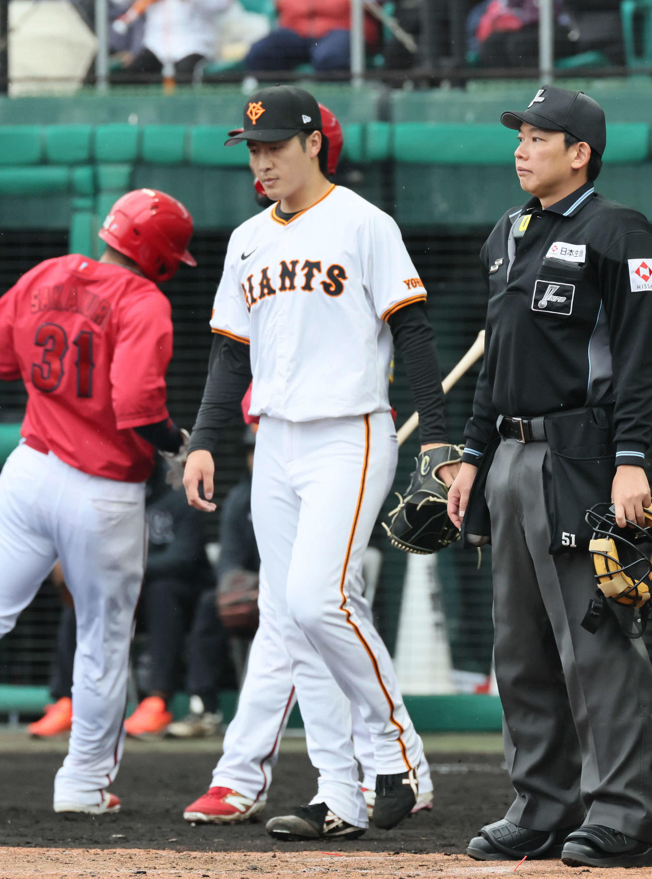 広島対巨人　4回表広島無死一、二塁、堂林に左適時打を浴びた西舘（撮影・加藤孝規