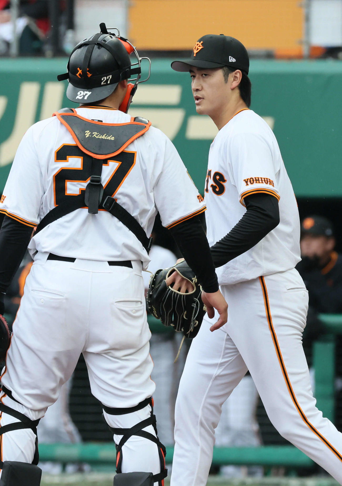 広島対巨人　4回表広島無死一、二塁、堂林に左適時打を浴びた西舘（撮影・加藤孝規