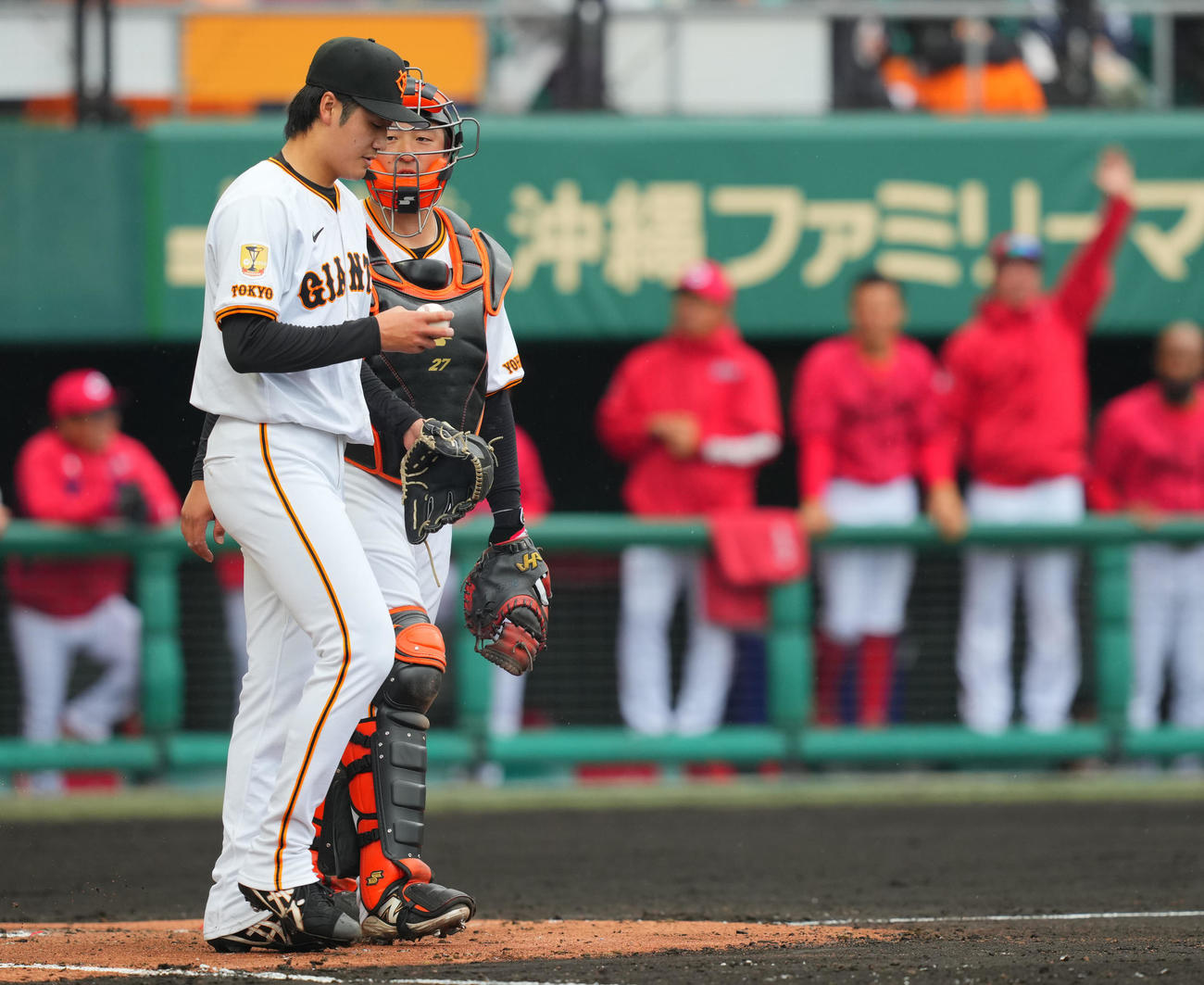 巨人対広島　4回表広島無死一、二塁、堂林に適時打を許しさえない表情の西舘（手前）と岸田（撮影・垰建太）