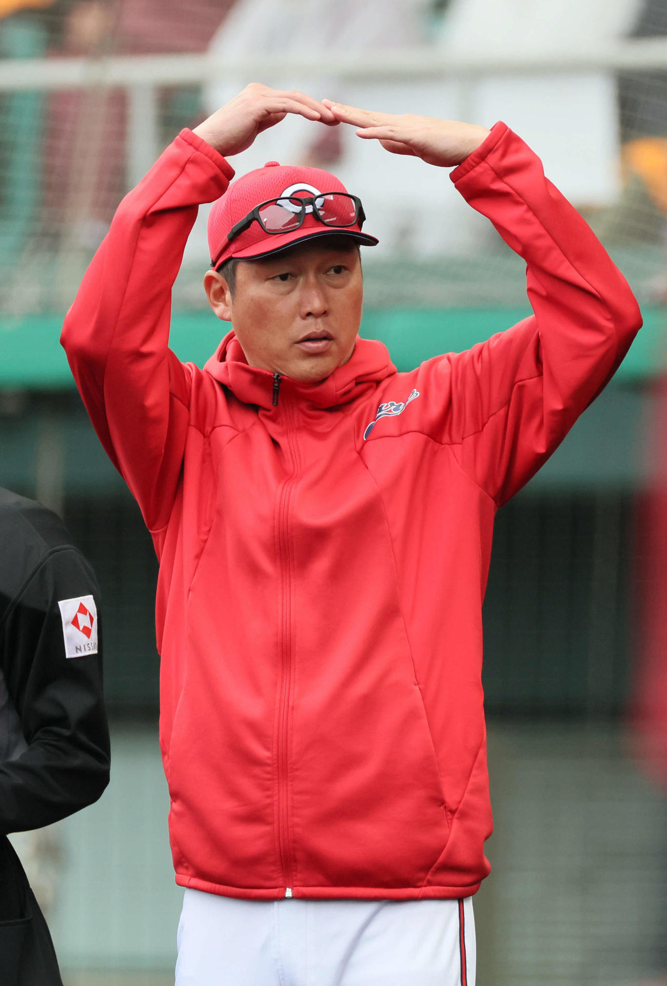 7回表終了時、内田はいけるかベンチに○×で確認する新井監督（撮影・加藤孝規）