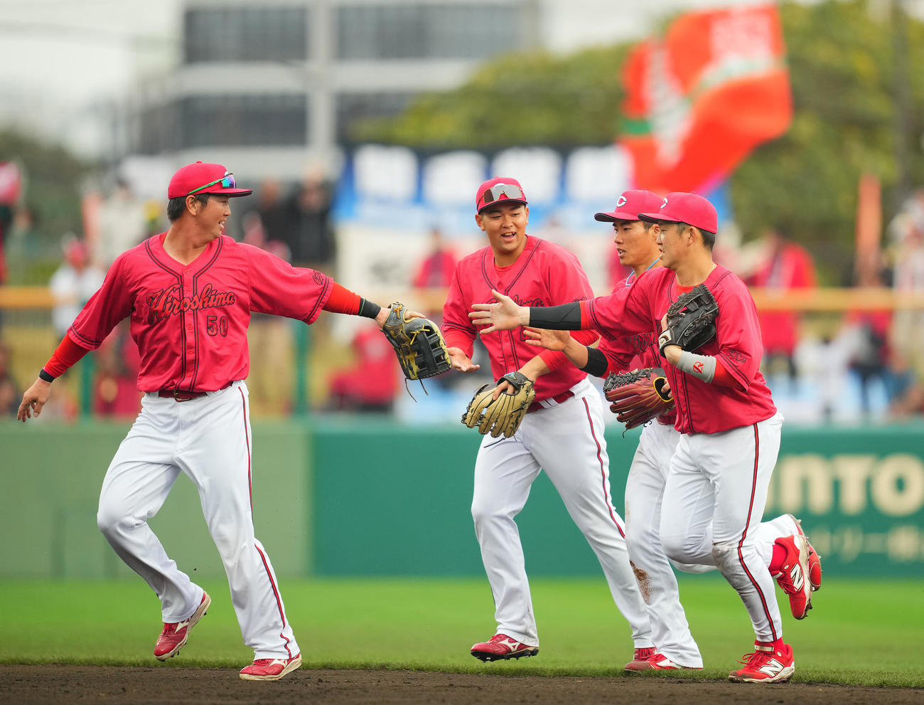 巨人対広島　巨人に勝利しタッチを交わす二俣（右から2人目）ら広島ナイン（撮影・垰建太）