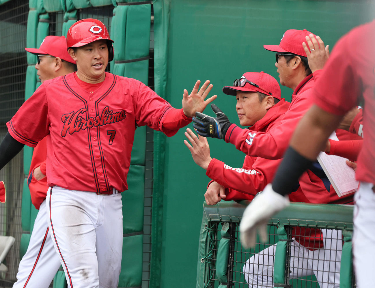 広島対巨人　4回表広島無死一、二塁、末包左越え2点適時二塁打で生還した堂林を迎える新井監督（右から2人目）（撮影・加藤孝規