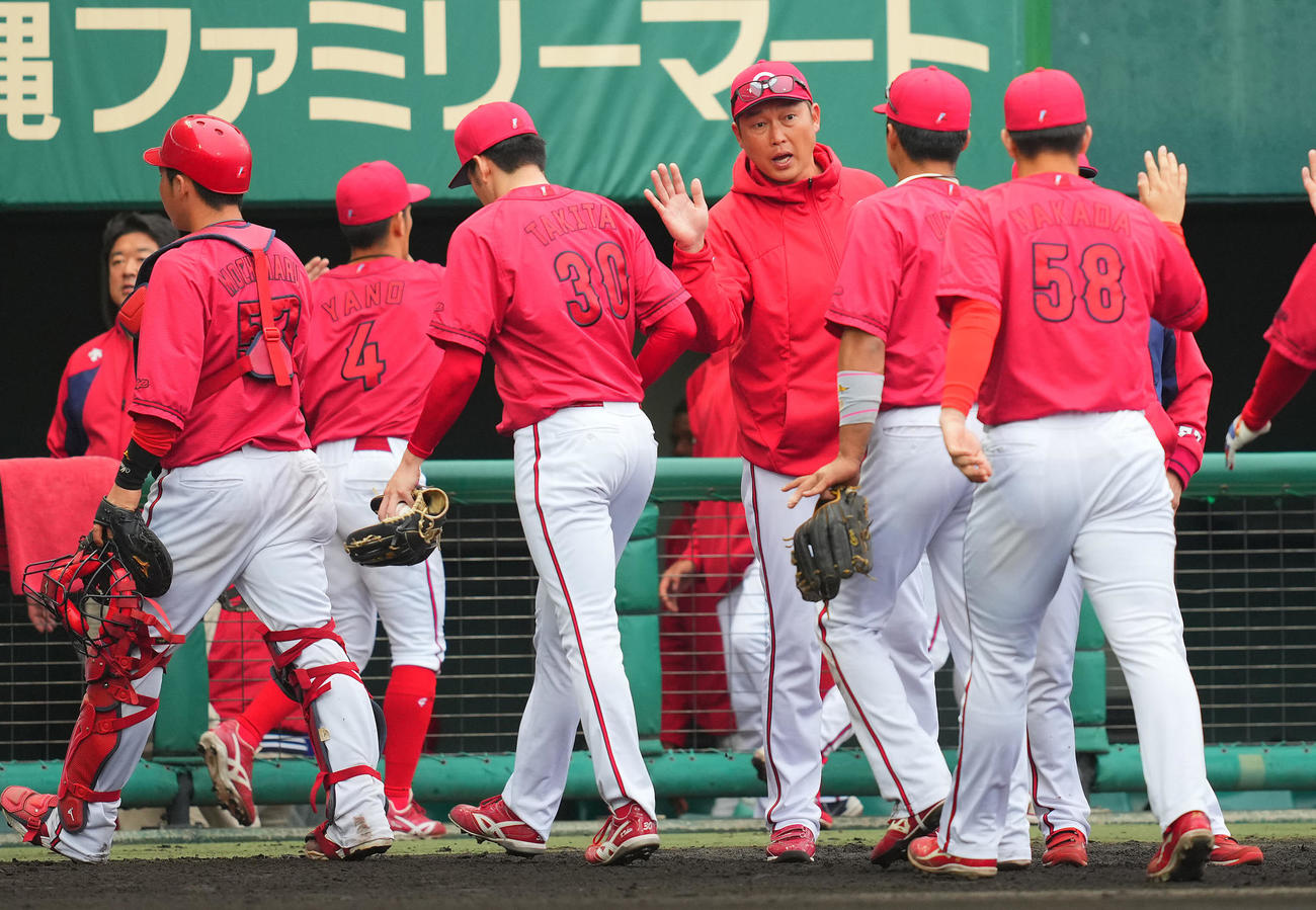 巨人対広島　巨人に勝利したナインを出迎える広島新井監督（中央）（撮影・垰建太）
