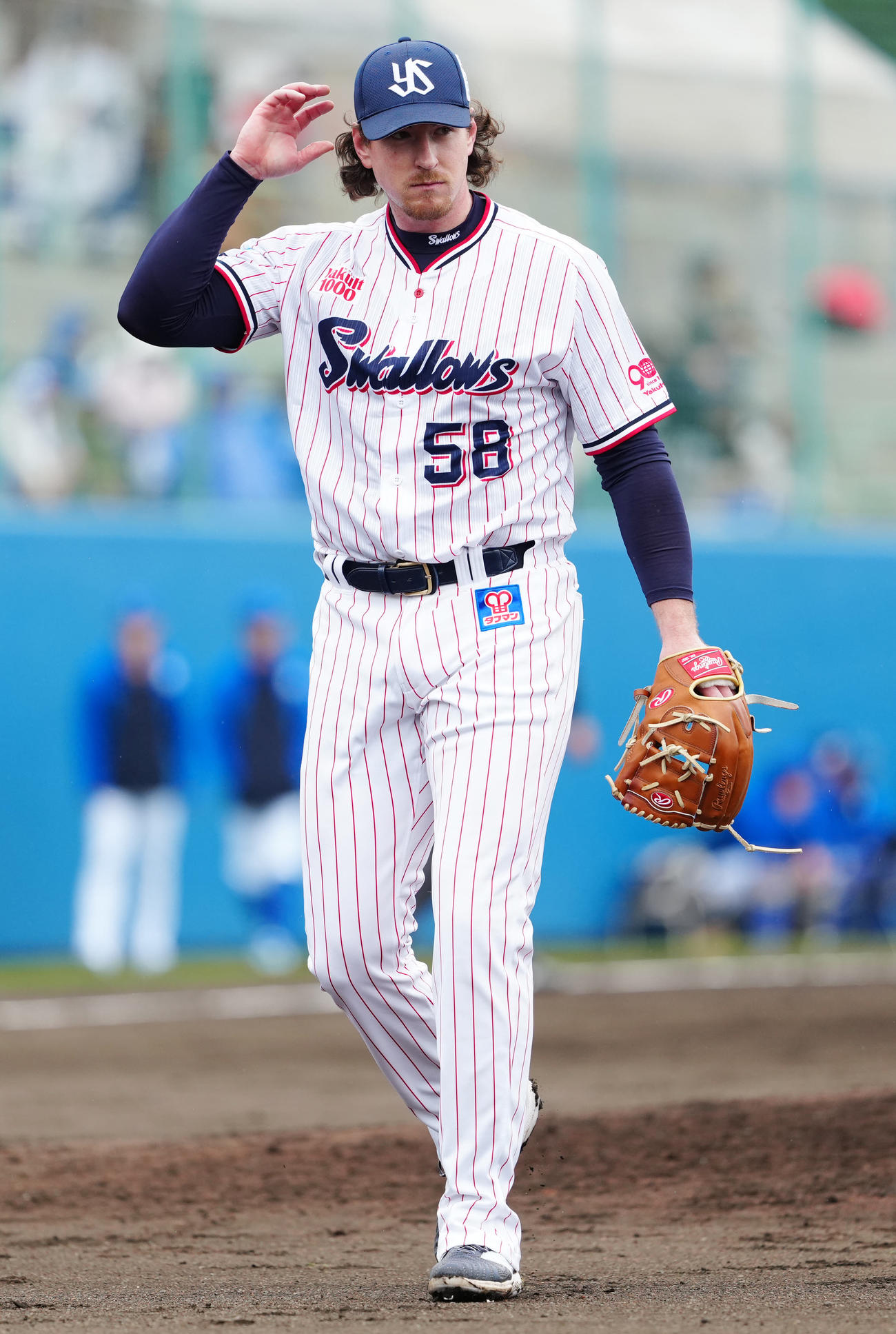 ヤクルト対DeNA 5回表終了後、ベンチに引き揚げるヤクルト3番手のバウマン（撮影・江口和貴）