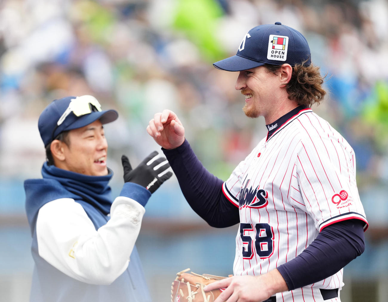 ヤクルト対DeNA 5回表終了後、笑顔でベンチに引き揚げるヤクルト3番手のバウマン（撮影・江口和貴）