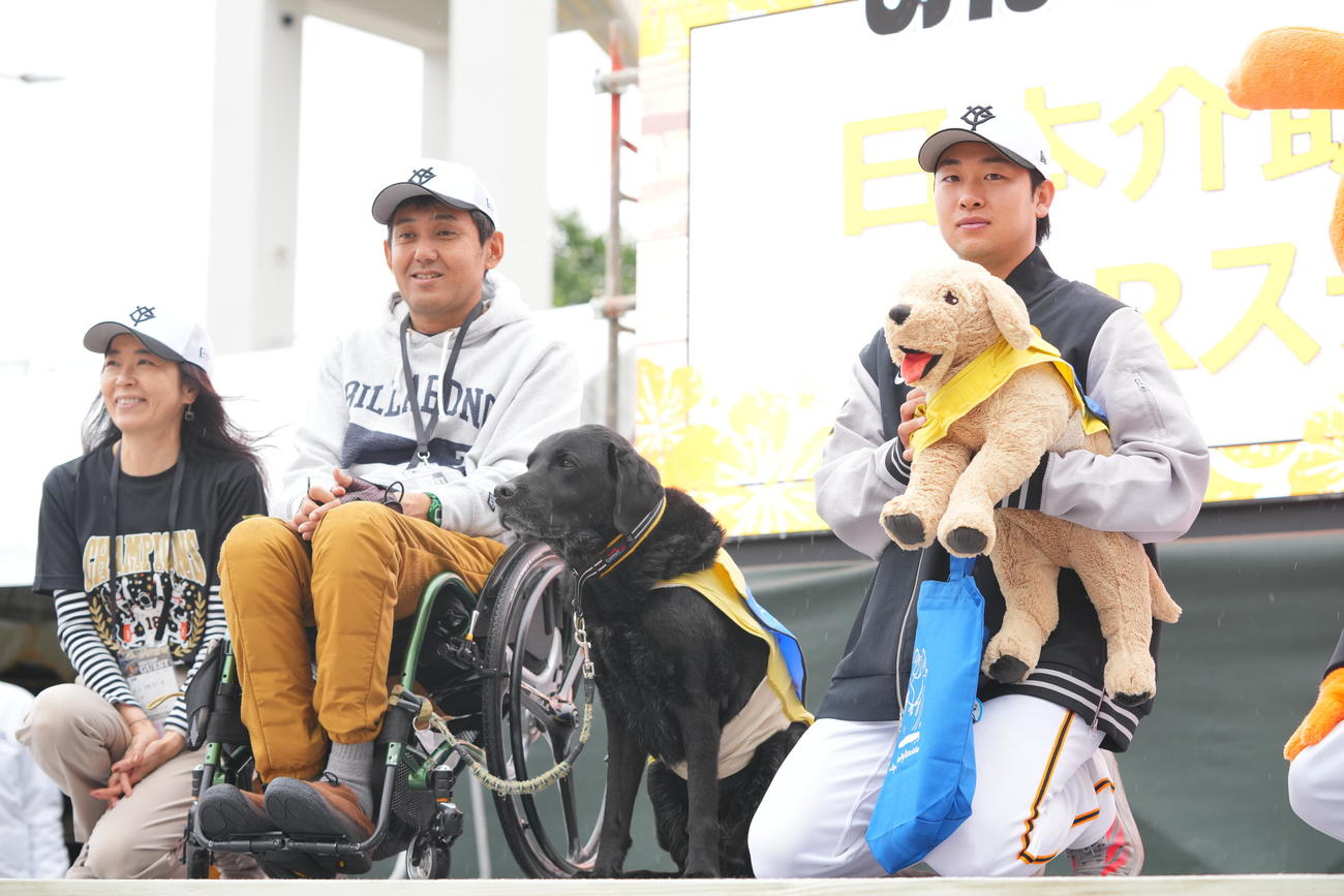 介助犬のイベントに参加する巨人山崎伊（撮影・垰建太）